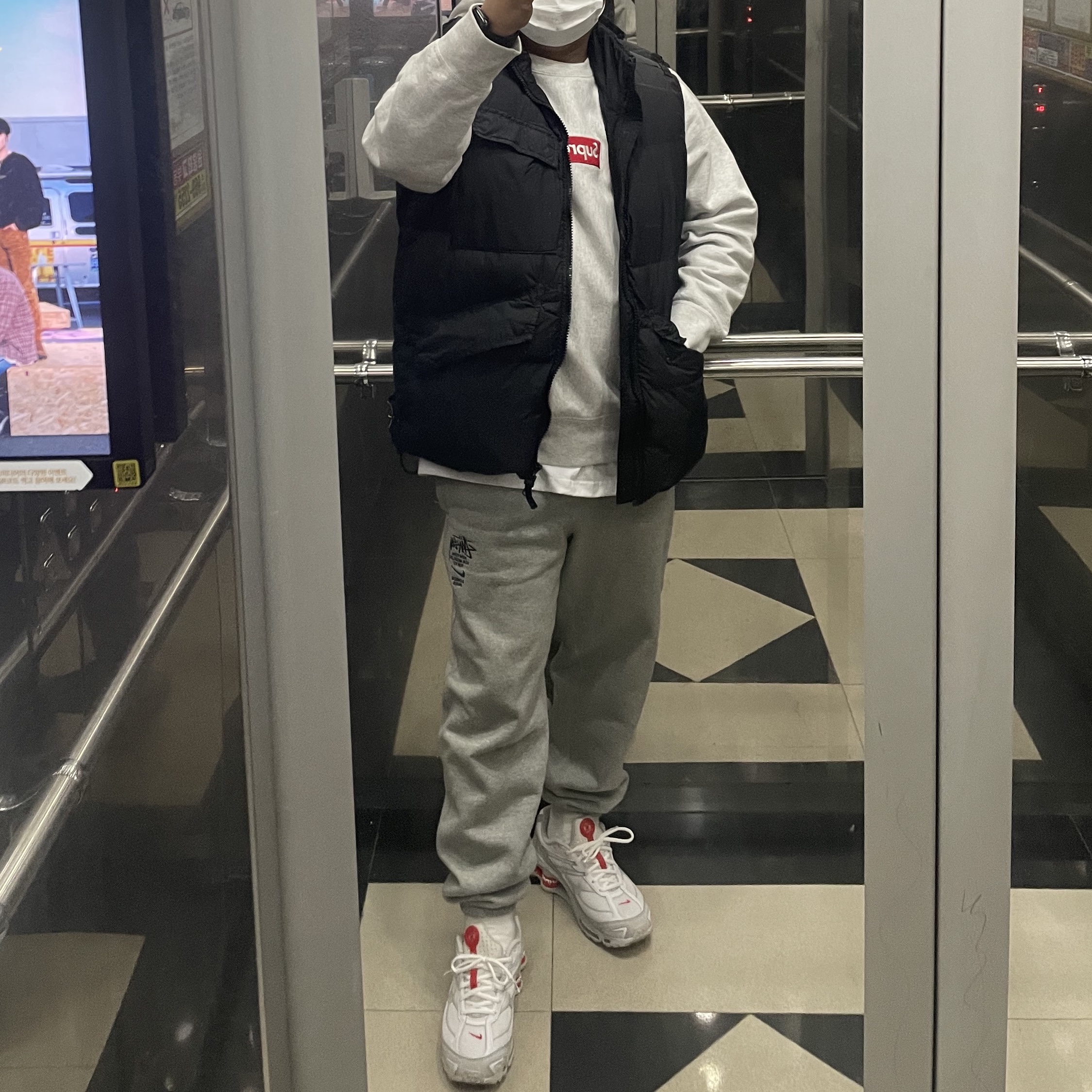 Stone Island G0123 Garment Dyed Crinkle Reps Nylon Down Vest Black - 22FW, Supreme Box Logo Crewneck Ash Grey - 18FW 착용 스타일