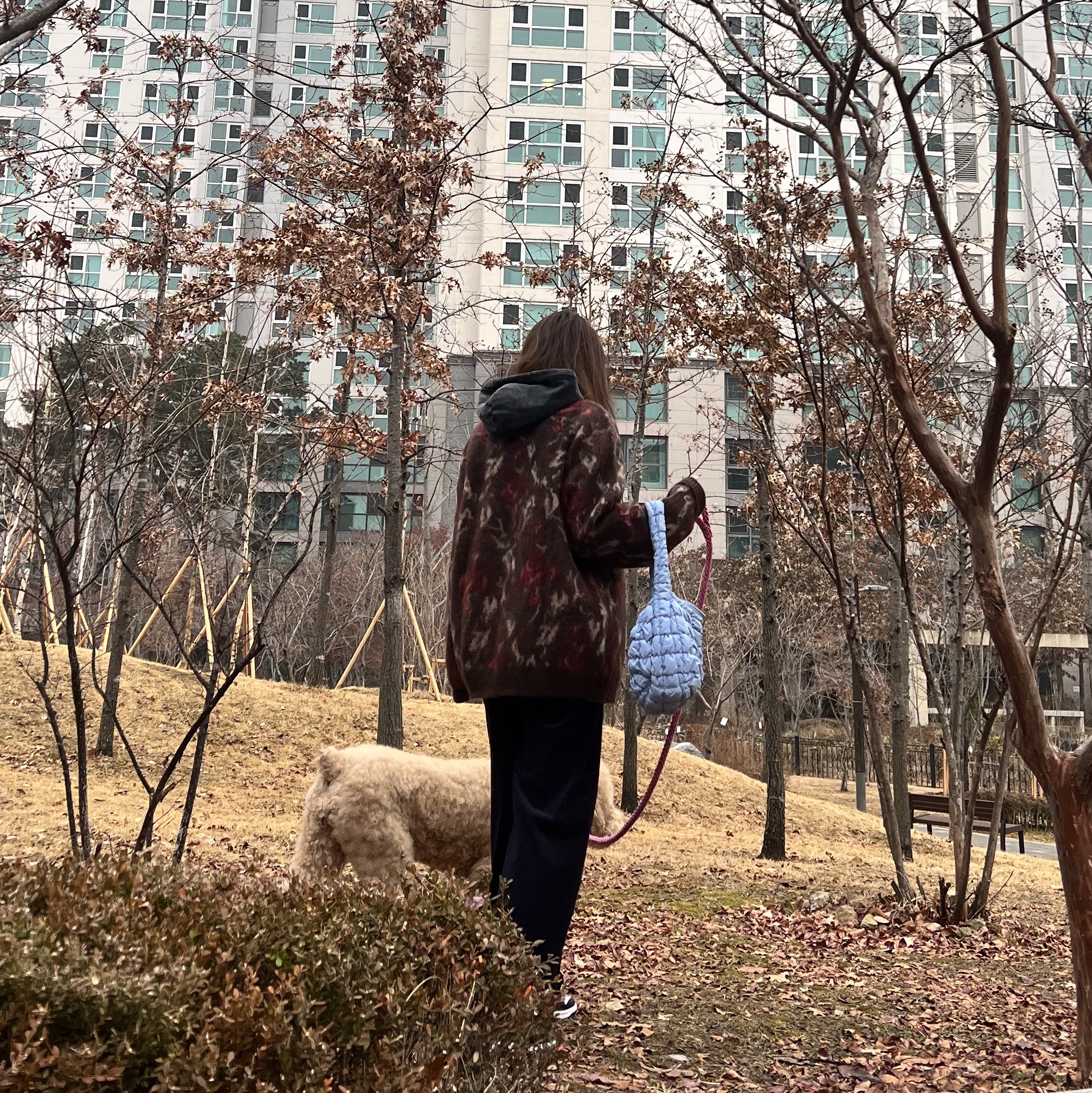COS Quilted Mini Bag Light Blue, Needles Mohair Cardigan Rose Dark Brown 착용 스타일