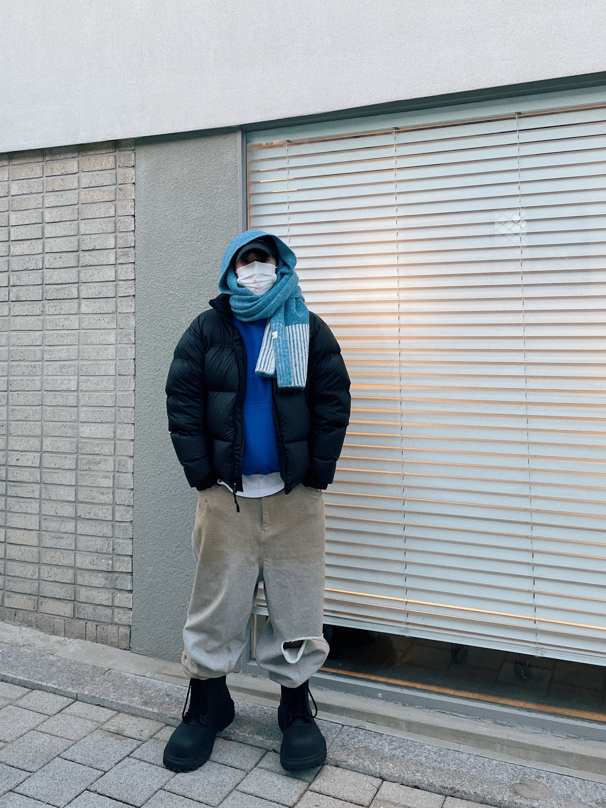 Balenciaga XL Army Boots Full Eva Black, The North Face 1996 Eco Nuptse Jacket Black 착용 스타일 - 1