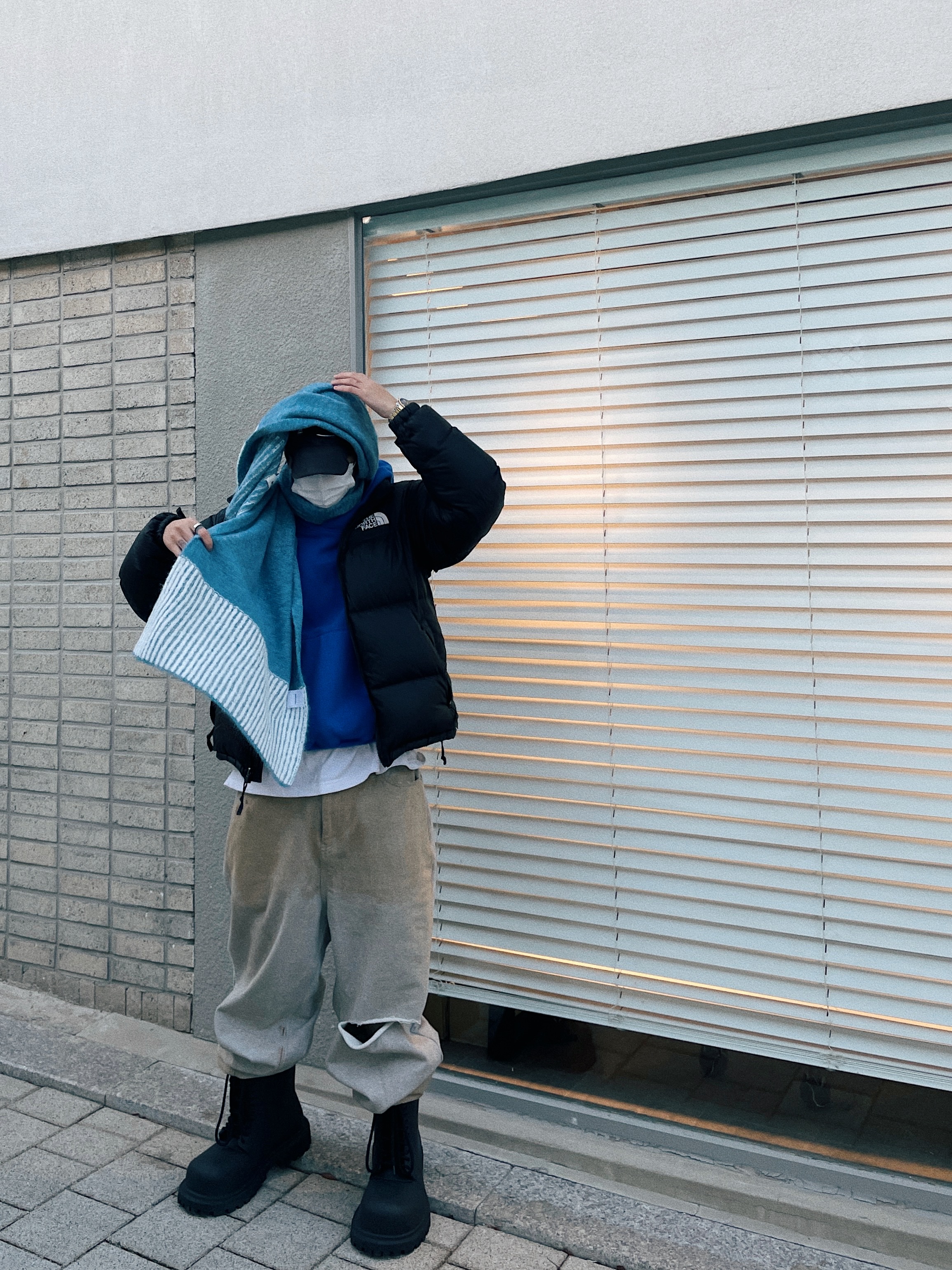 Balenciaga XL Army Boots Full Eva Black, The North Face 1996 Eco Nuptse Jacket Black 착용 스타일 - 2