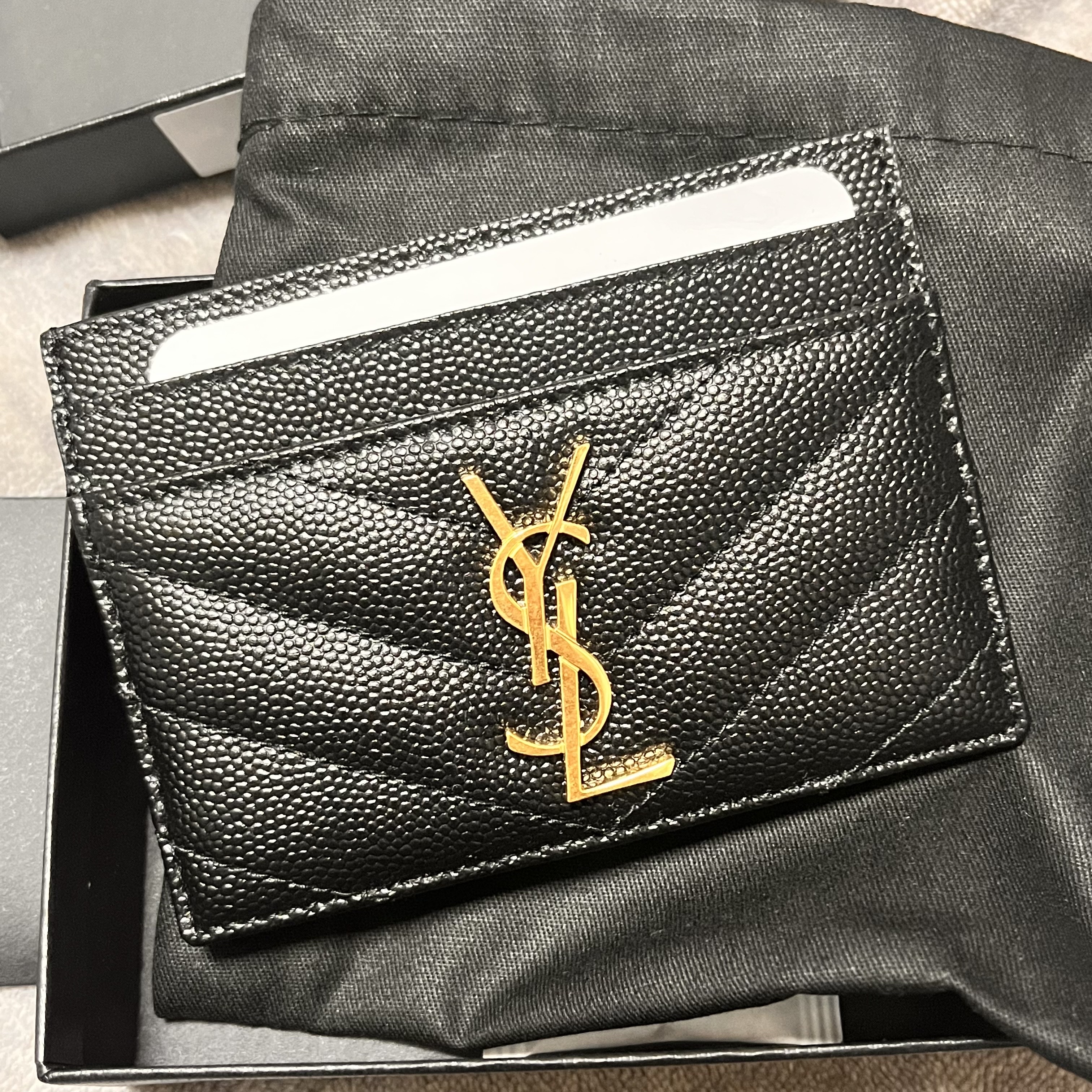 Saint Laurent Cassandre Matelasse Card Case in Grain De Poudre Embossed Leather Black 착용 스타일