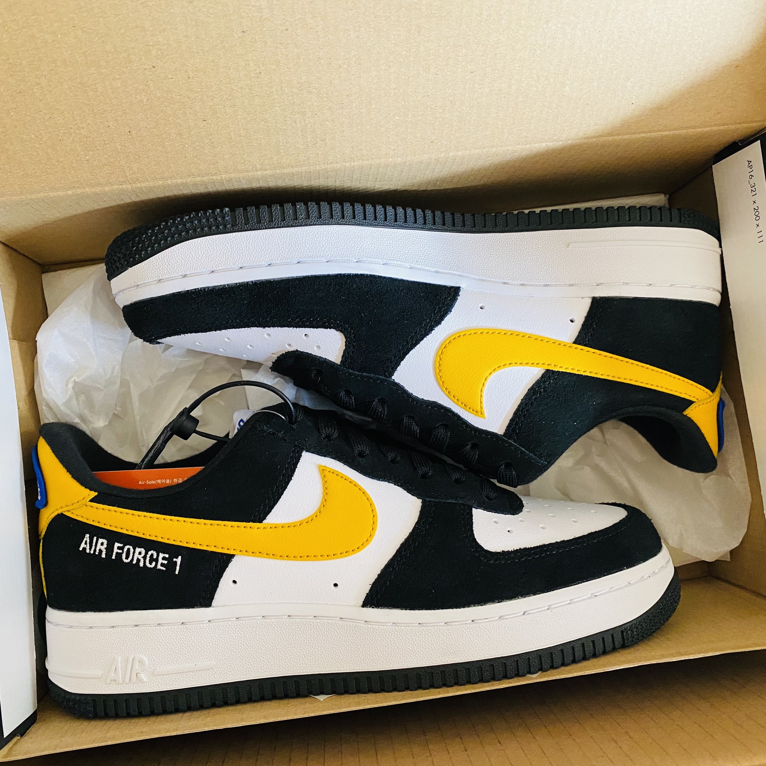 Nike Air Force 1 '07 LV8 Athletic Club Black Dark Sulfur 착용 스타일 - 2