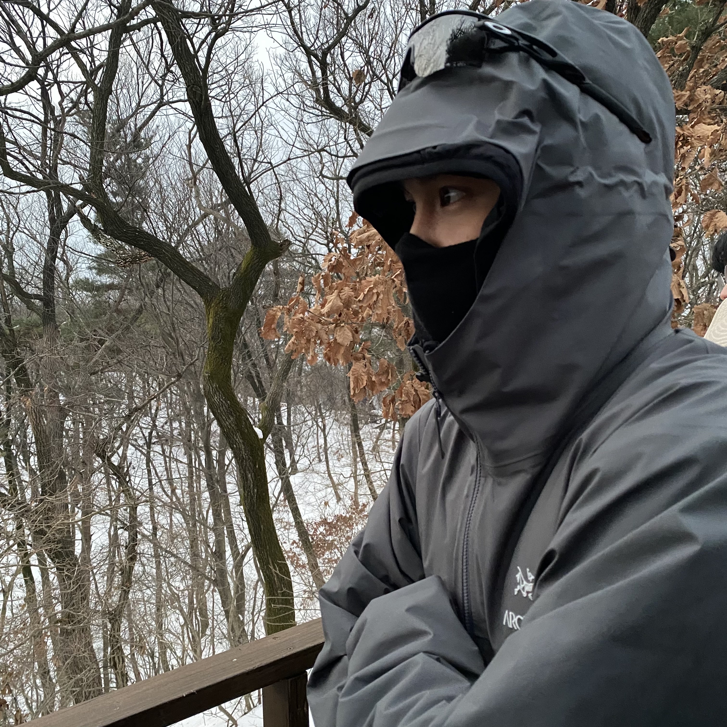 Oakley RadaLock Path Polished Black Frame Prizm Black Lenses Low Bridge Fit, Arc'teryx Beta Jacket Cloud 착용 스타일