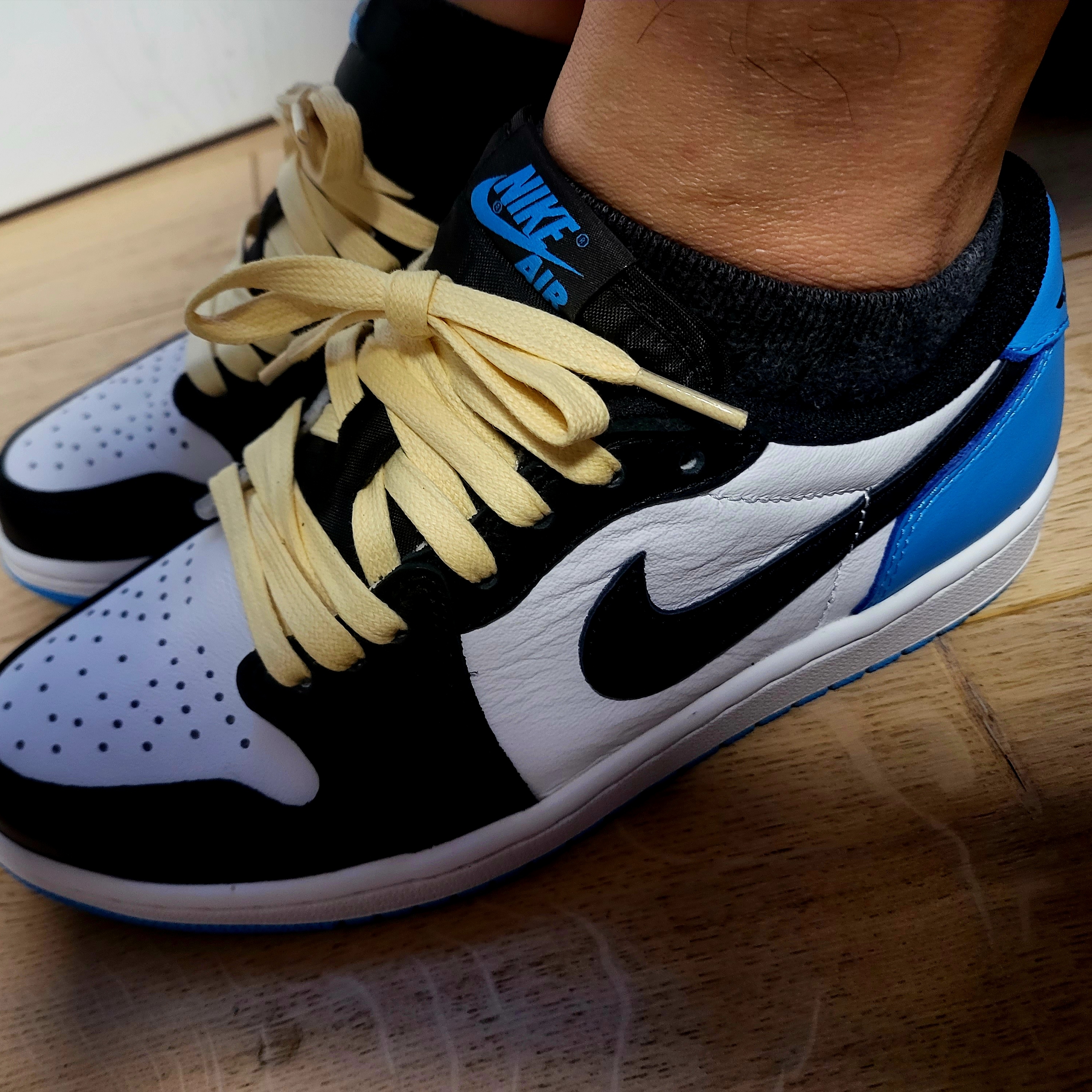 Jordan 1 Retro Low OG Black and Dark Powder Blue 착용 스타일