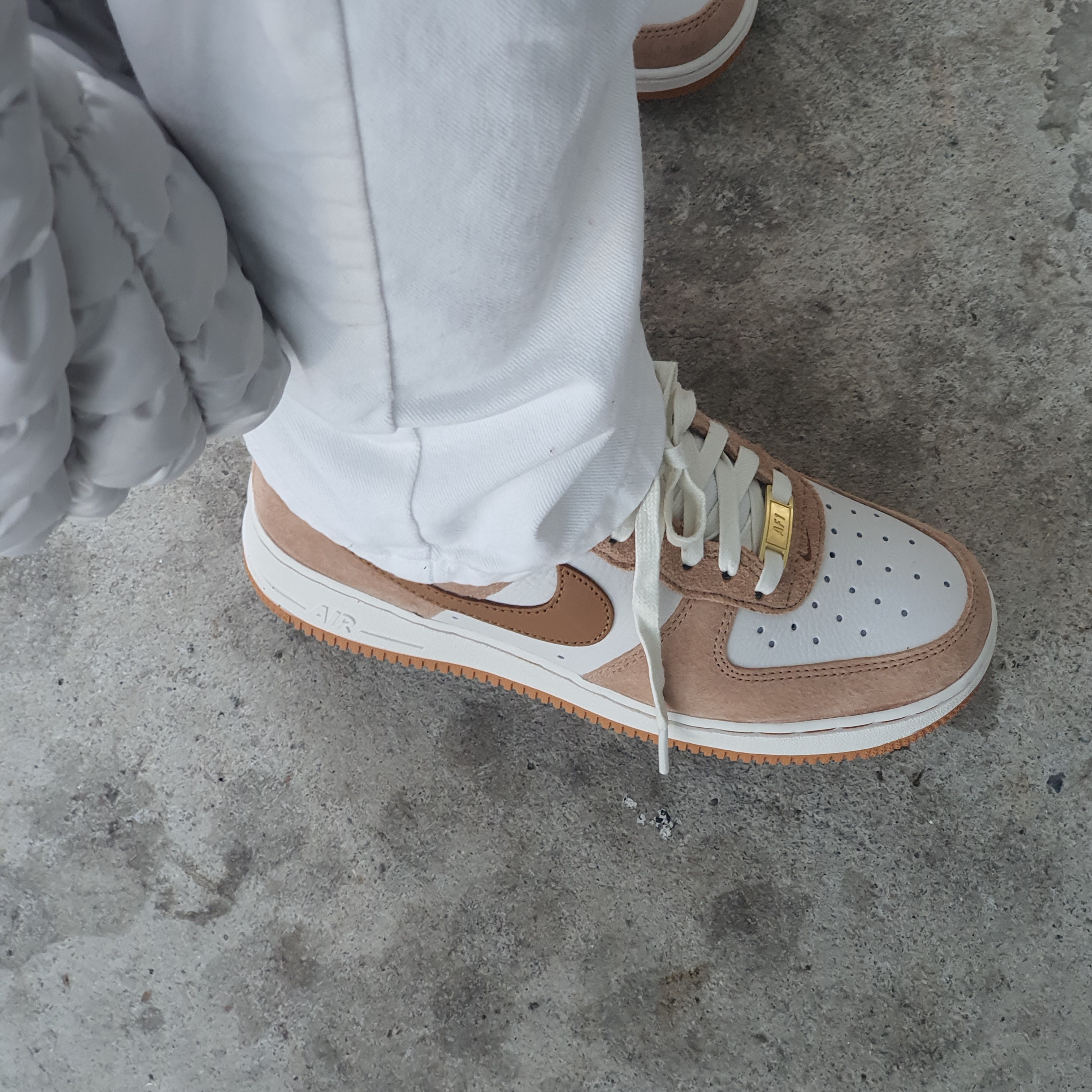 (W) Nike Air Force 1 LXX Flax, COS Quilted Mini Bag Light Grey 착용 스타일