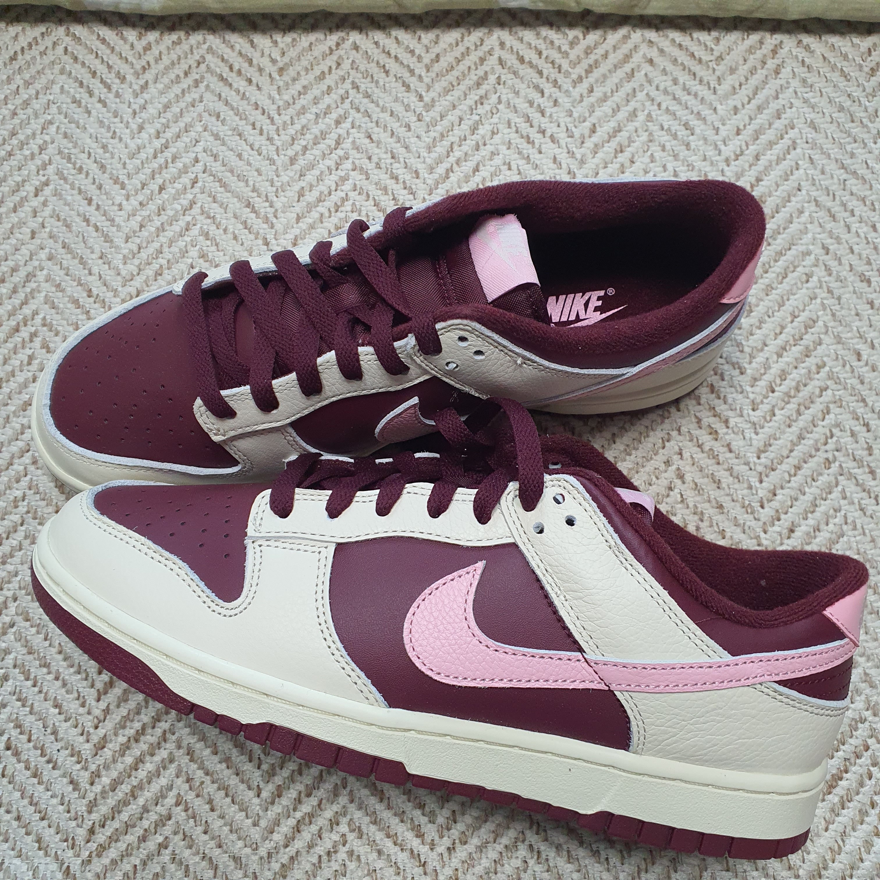 NIke Dunk Low Retro Night Maroon and Medium Soft Pink 착용 스타일 - 1