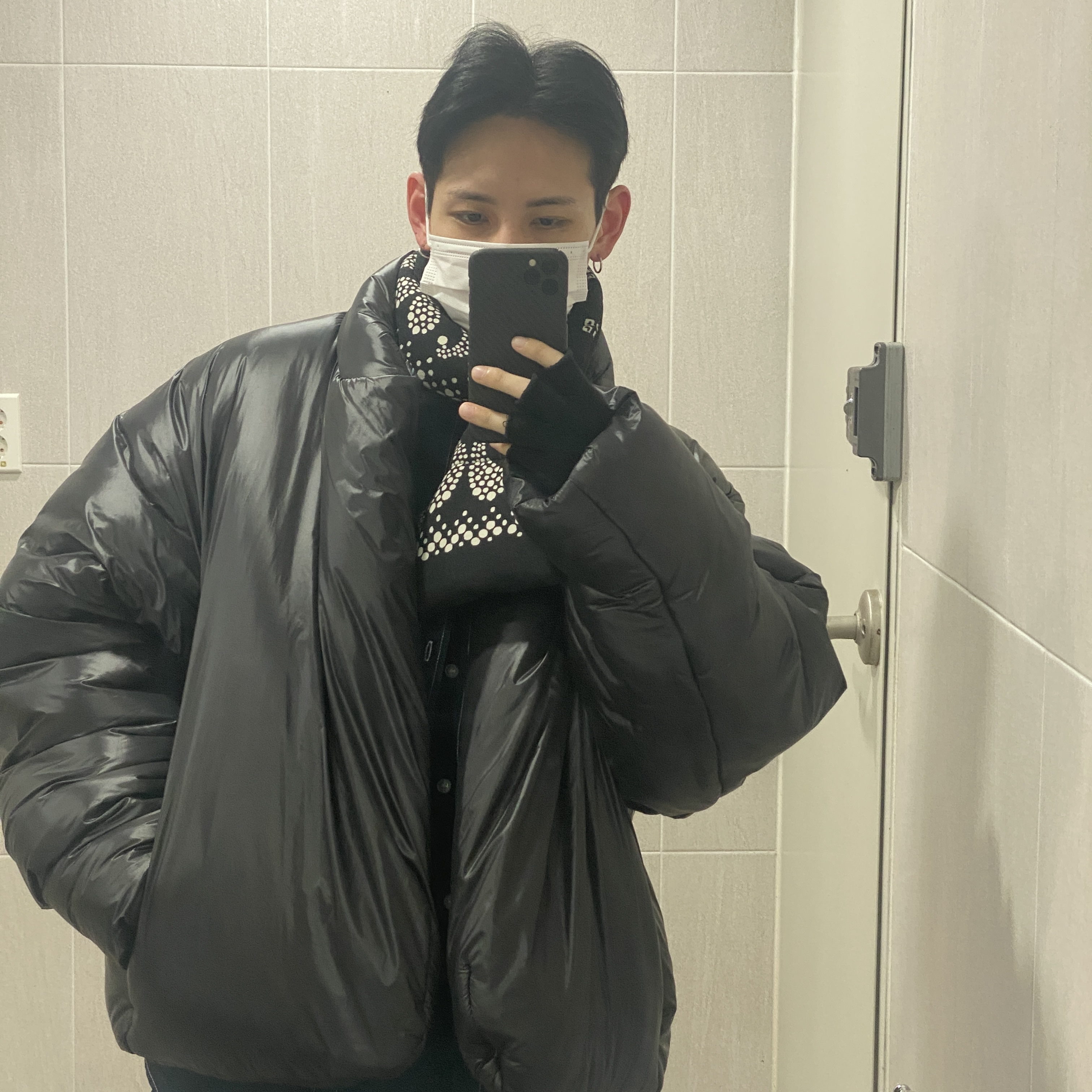 Yeezy Gap Round Jacket Black, Kapital Hemp Rayon Bandana Pattern Kesa Muffler Black 착용 스타일 - 2