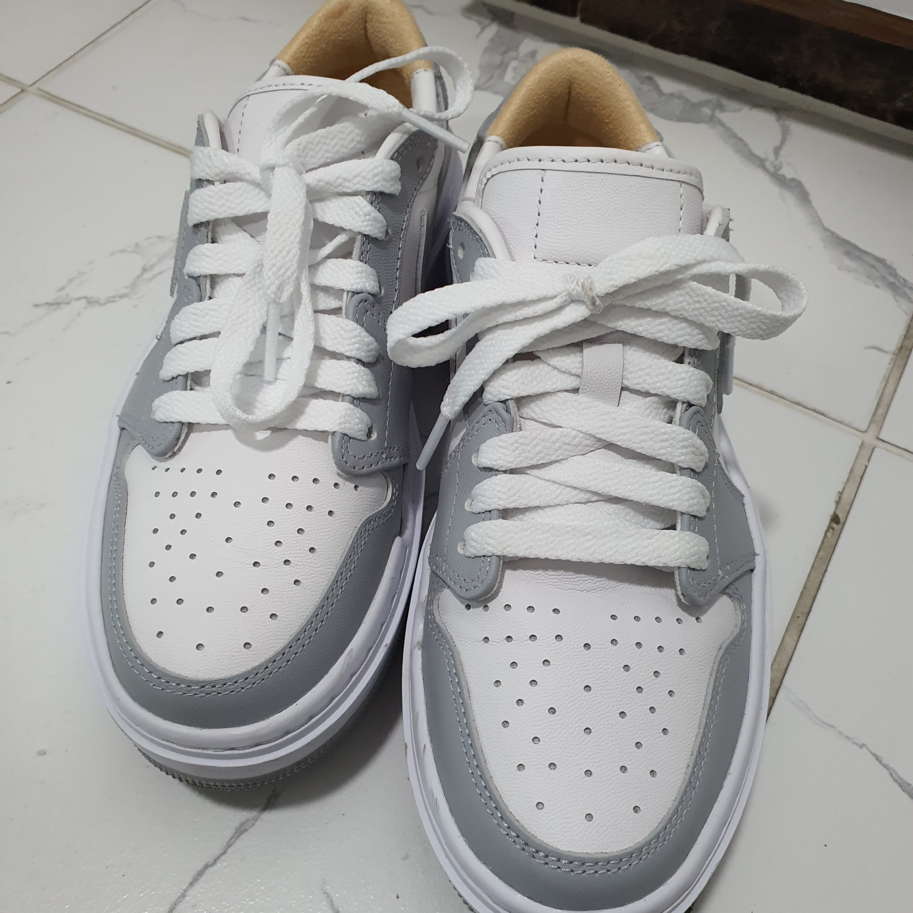 (W) Jordan 1 Elevate Low White and Wolf Grey 착용 스타일 - 1