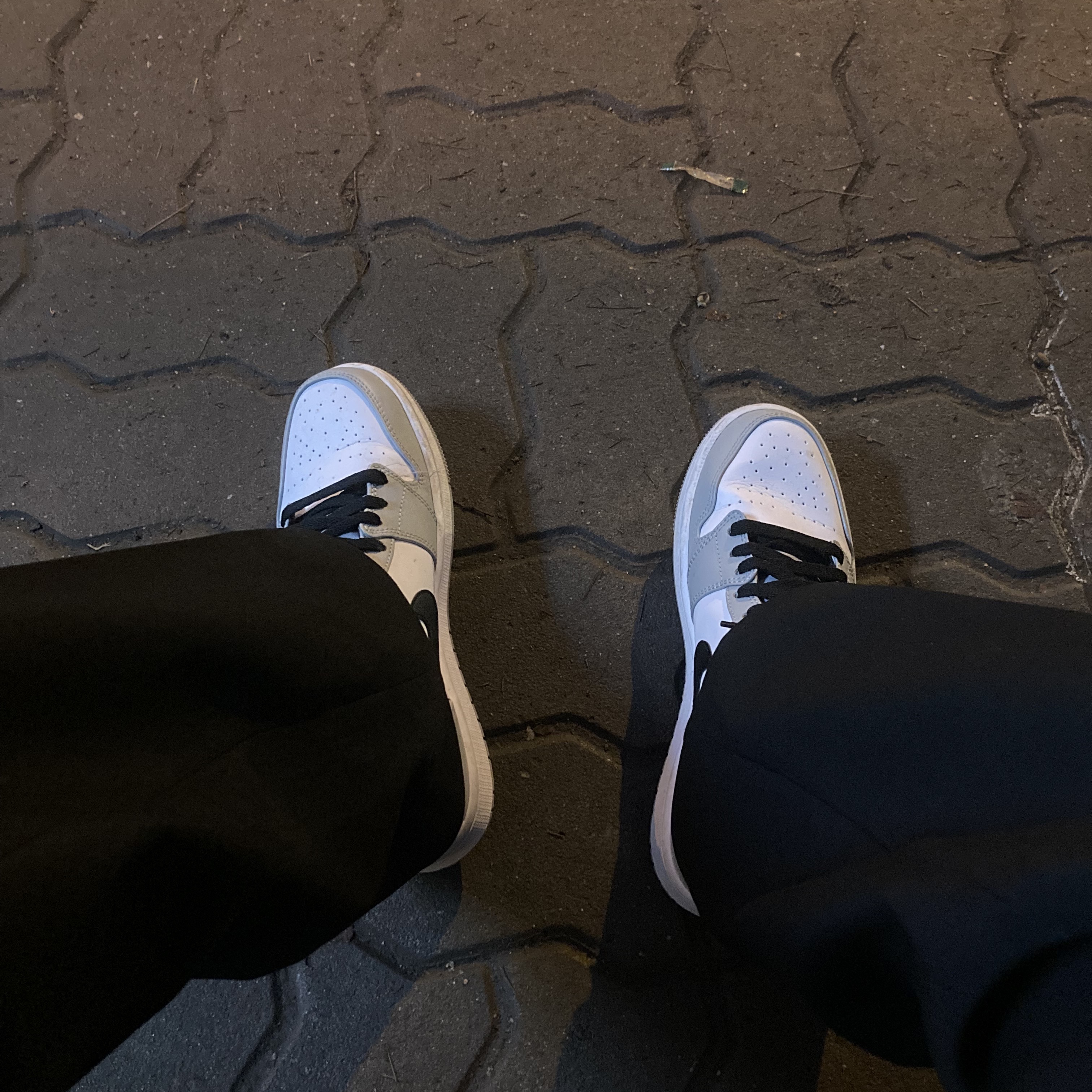 Jordan 1 Mid Light Smoke Grey 착용 스타일