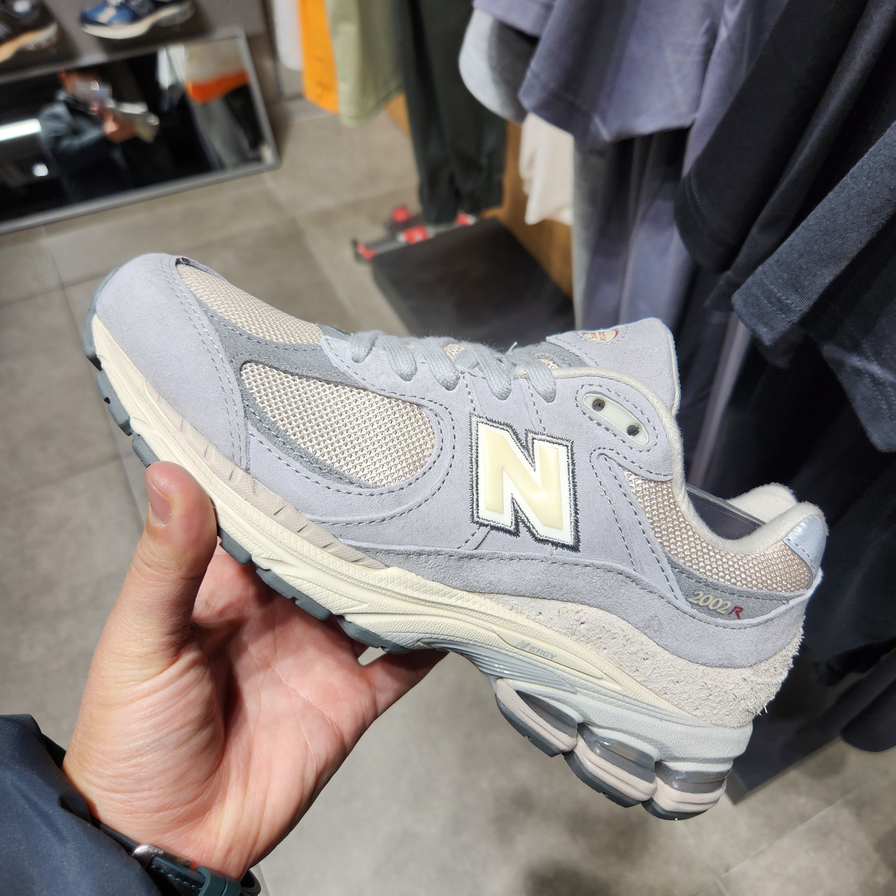 New Balance 2002R Concrete Calm Taupe 착용 스타일 - 1