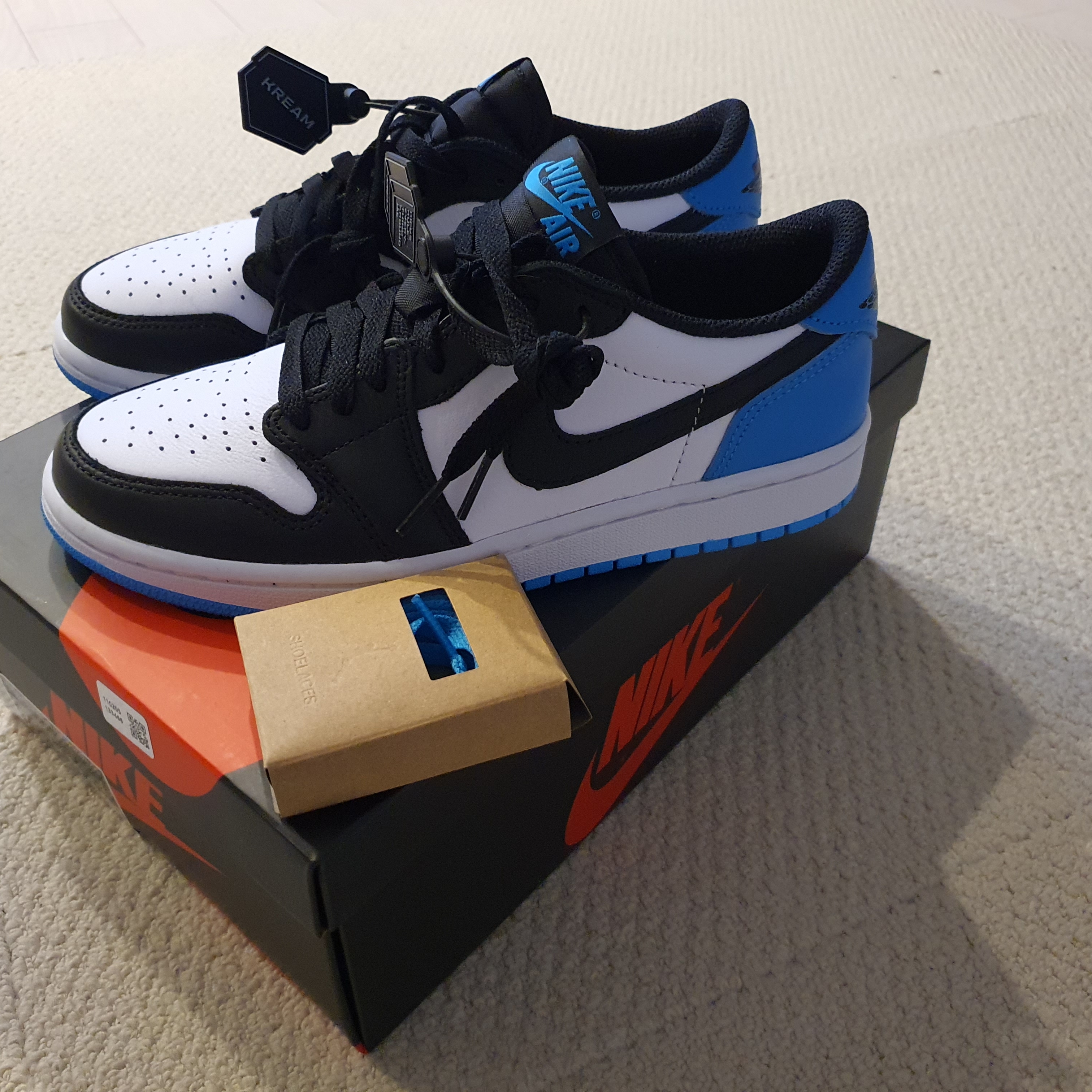 (W) Jordan 1 Retro Low OG Black and Dark Powder Blue 착용 스타일 - 3