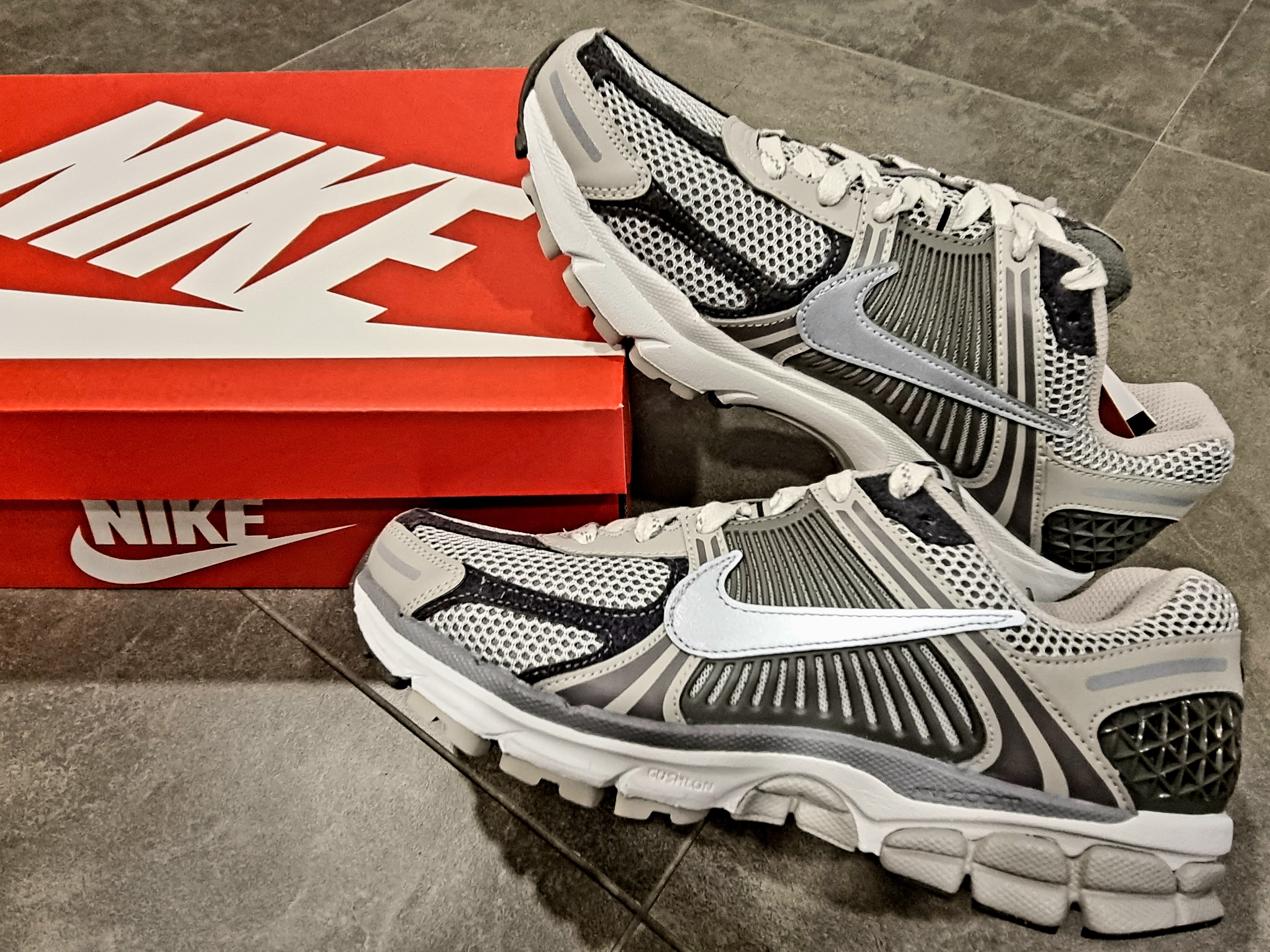 Nike Zoom Vomero 5 PRM Light Iron Ore and Flat Fewter 착용 스타일 - 5