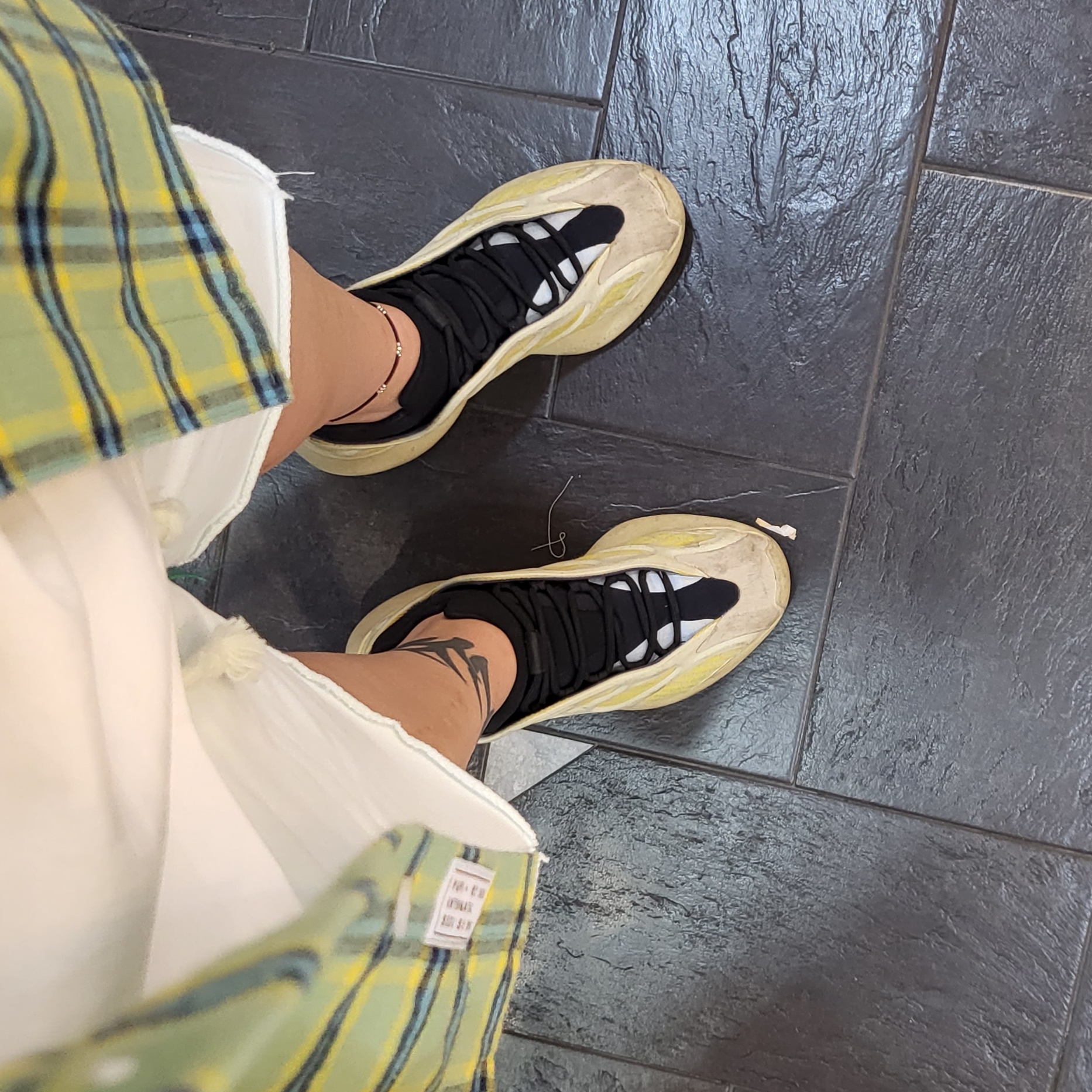 Adidas Yeezy 700 V3 Mono Safflower 착용 스타일