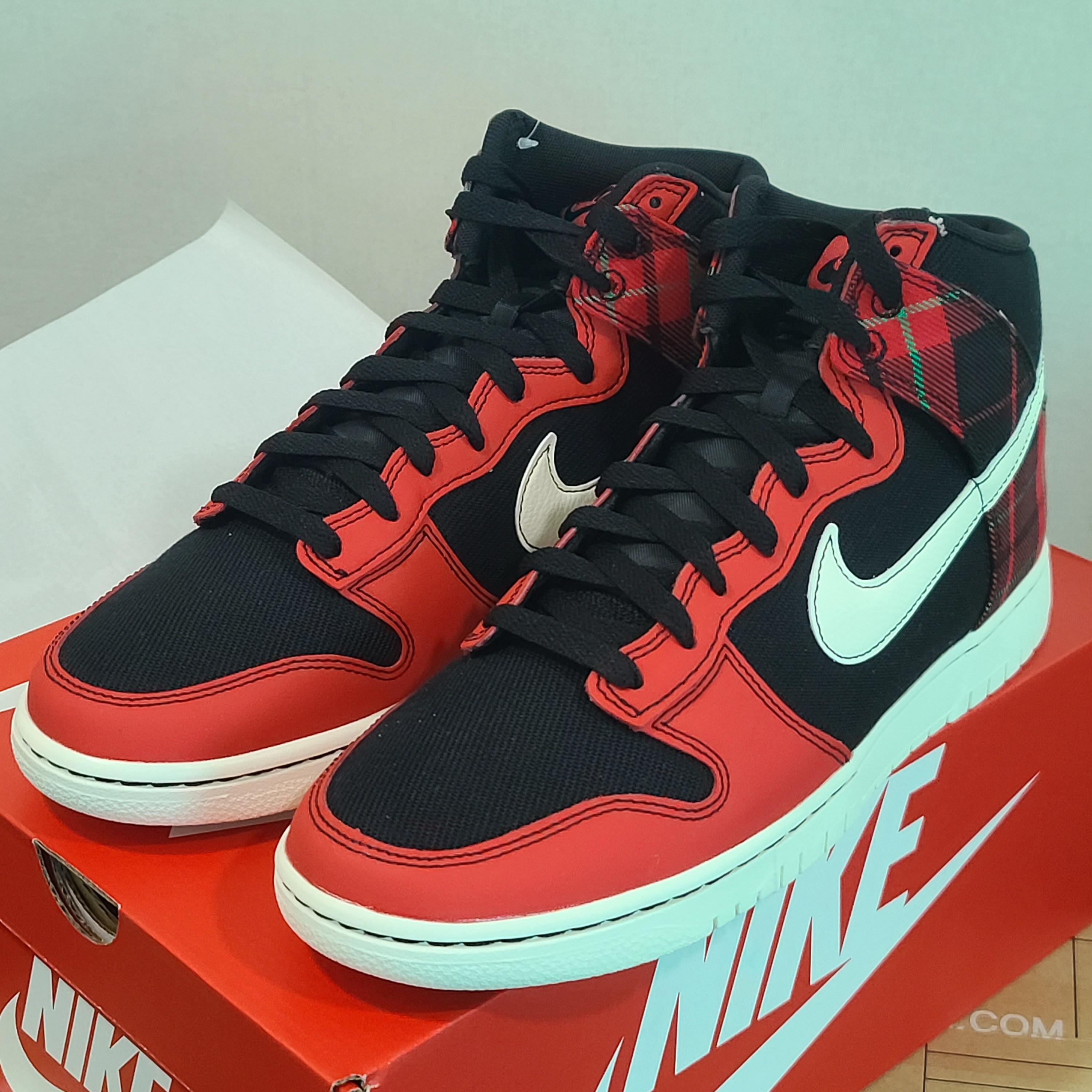 Nike Dunk High Black and University REd 착용 스타일 - 1