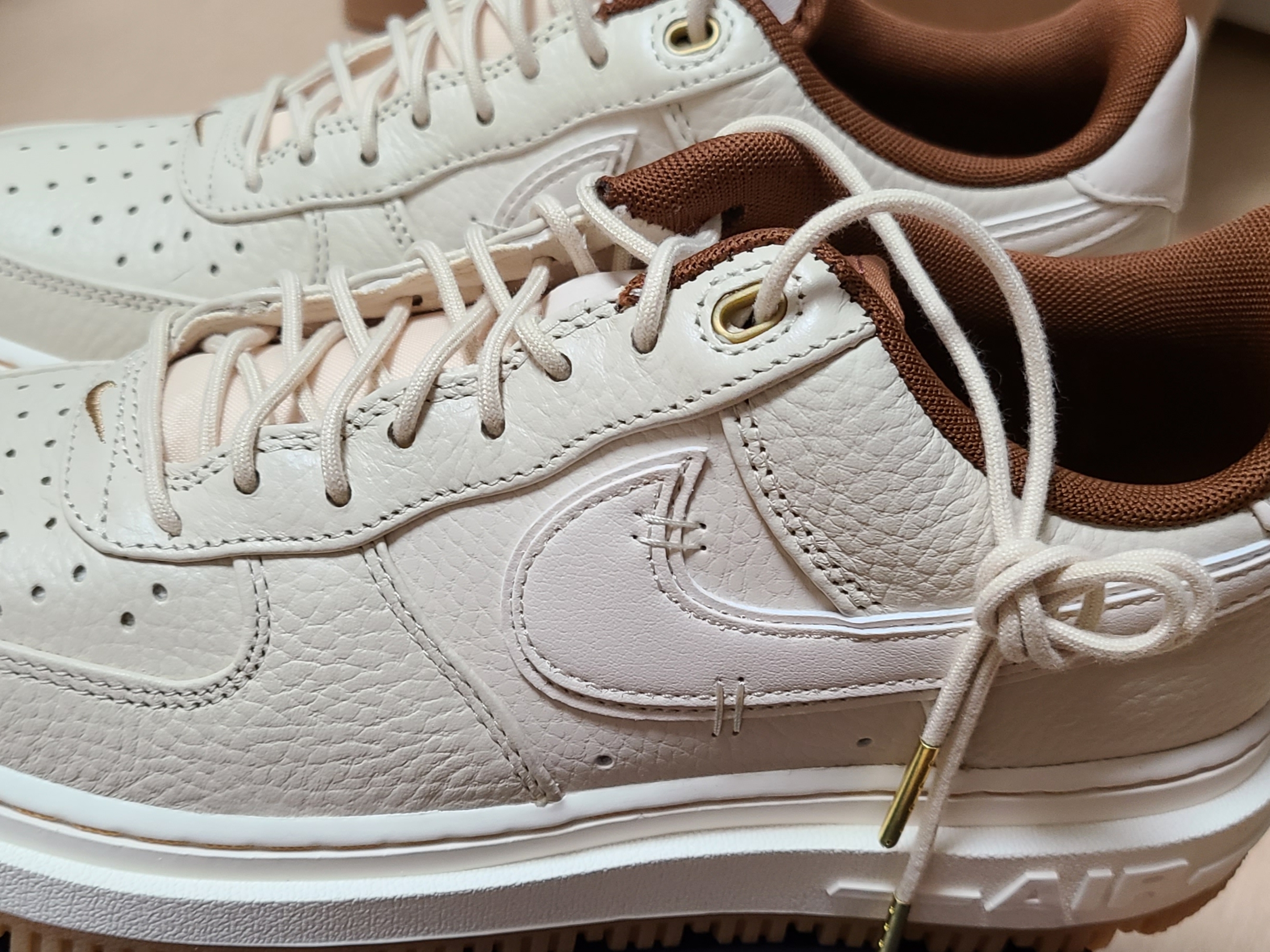 Nike Air Force 1 Luxe Pearl White 착용 스타일 - 2