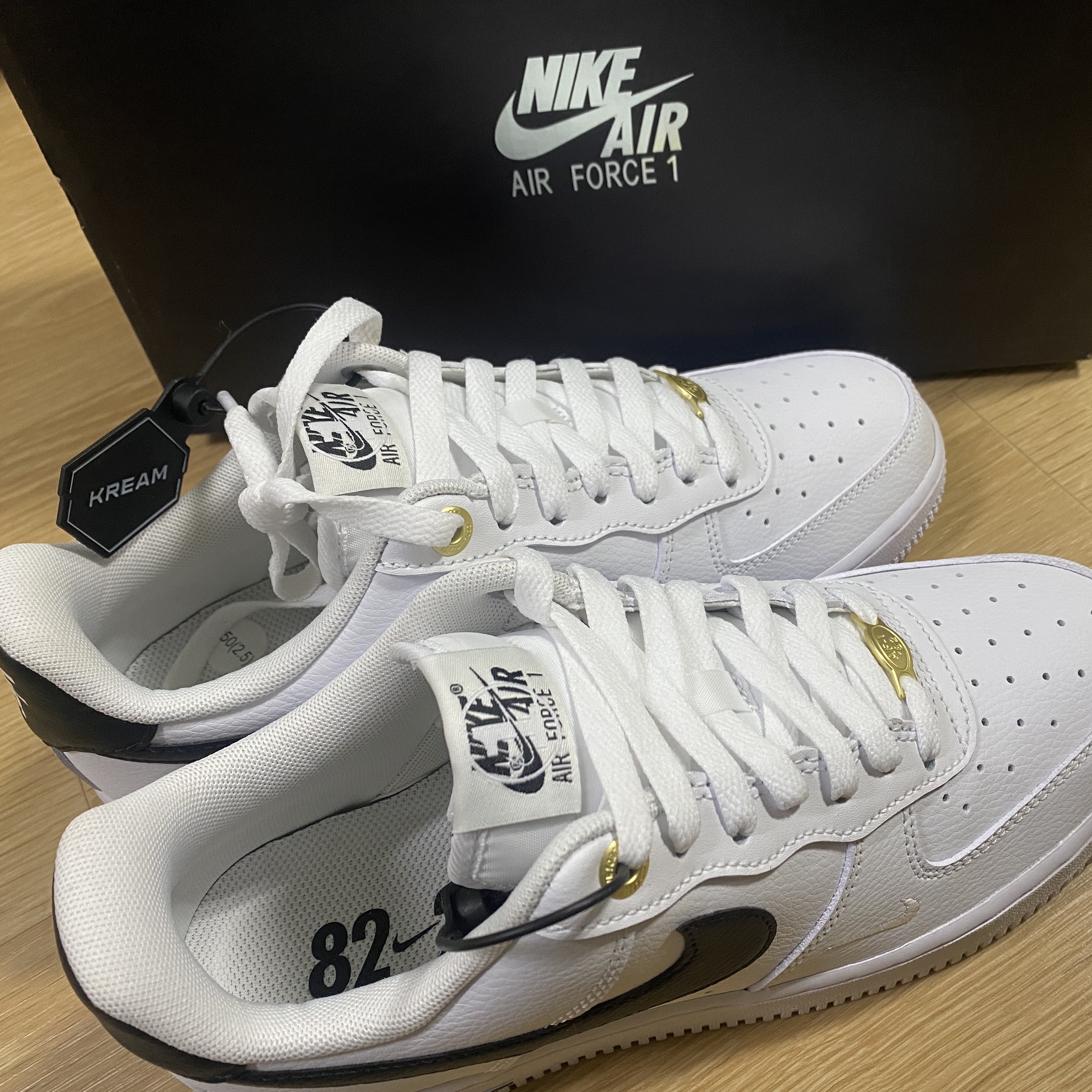 Nike Air Force 1 '07 LV8 40th Anniversary Join Forces White Black 착용 스타일 - 3