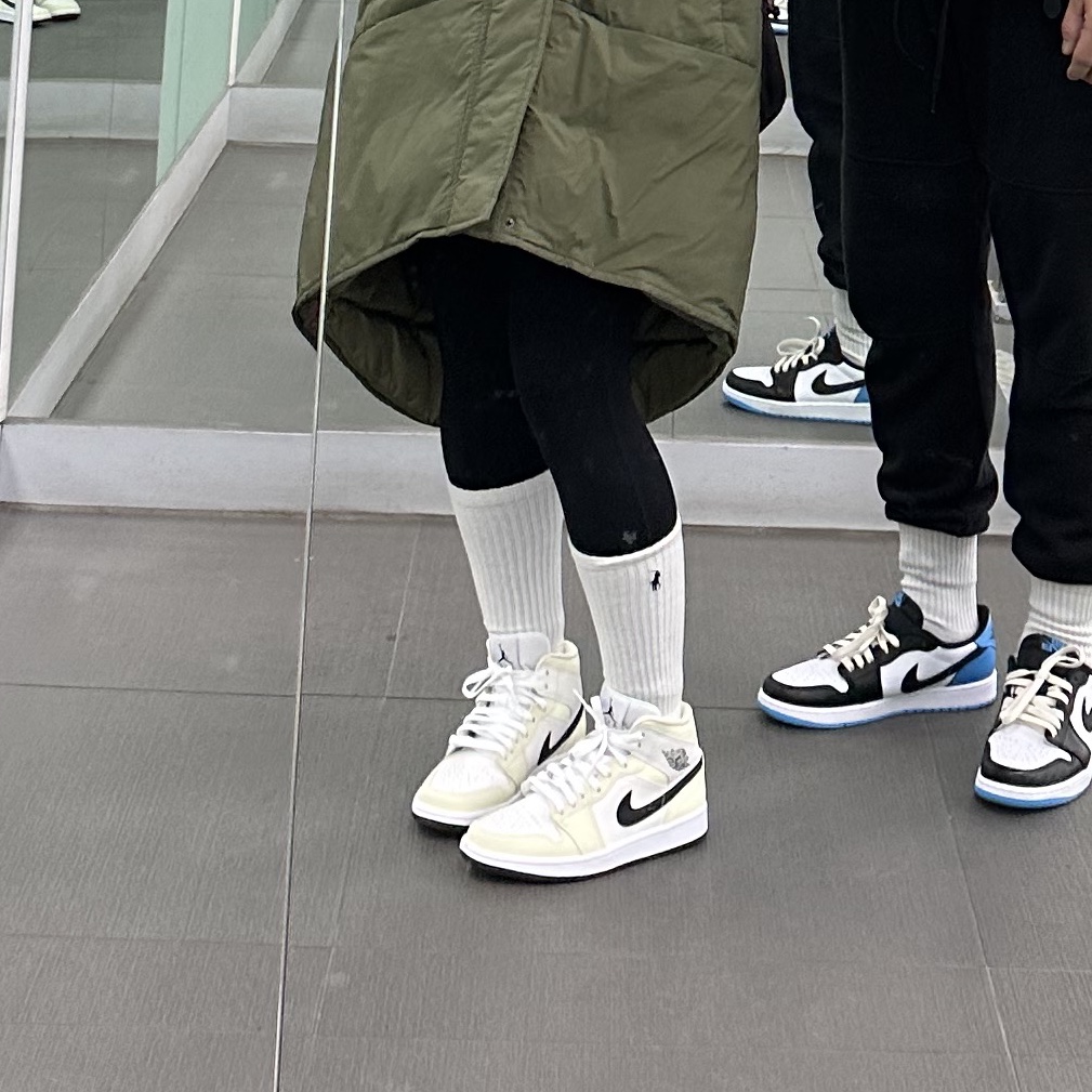 (W) Jordan 1 Mid Coconut Milk 착용 스타일 - 2