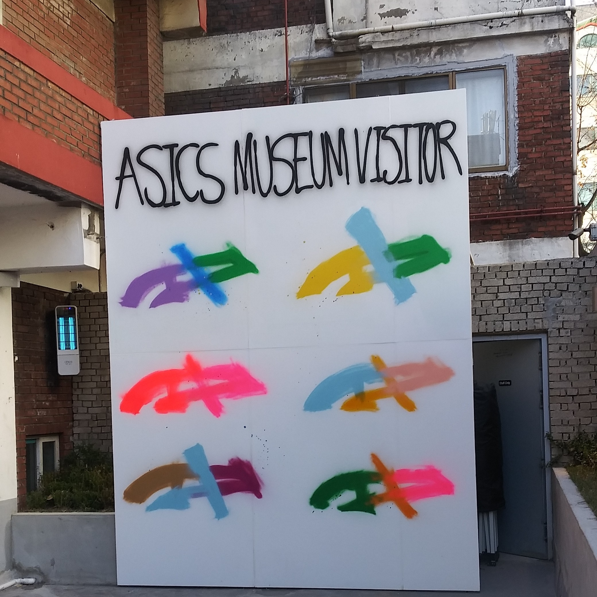 Asics Jog 100 T Black - 4E Extra Wide, [KREAM 단독]The Museum Visitor Heart Sprayed Long Sleeve White - 22FW 착용 스타일 - 2