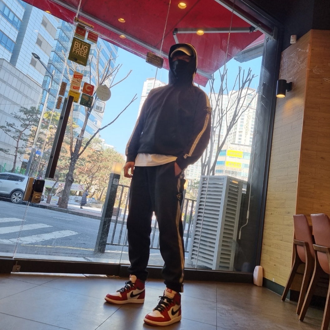 Supreme x Stone Island Stripe Hooded Sweatshirt Black - 22SS, Jordan 1 Retro High OG Chicago 2022 착용 스타일
