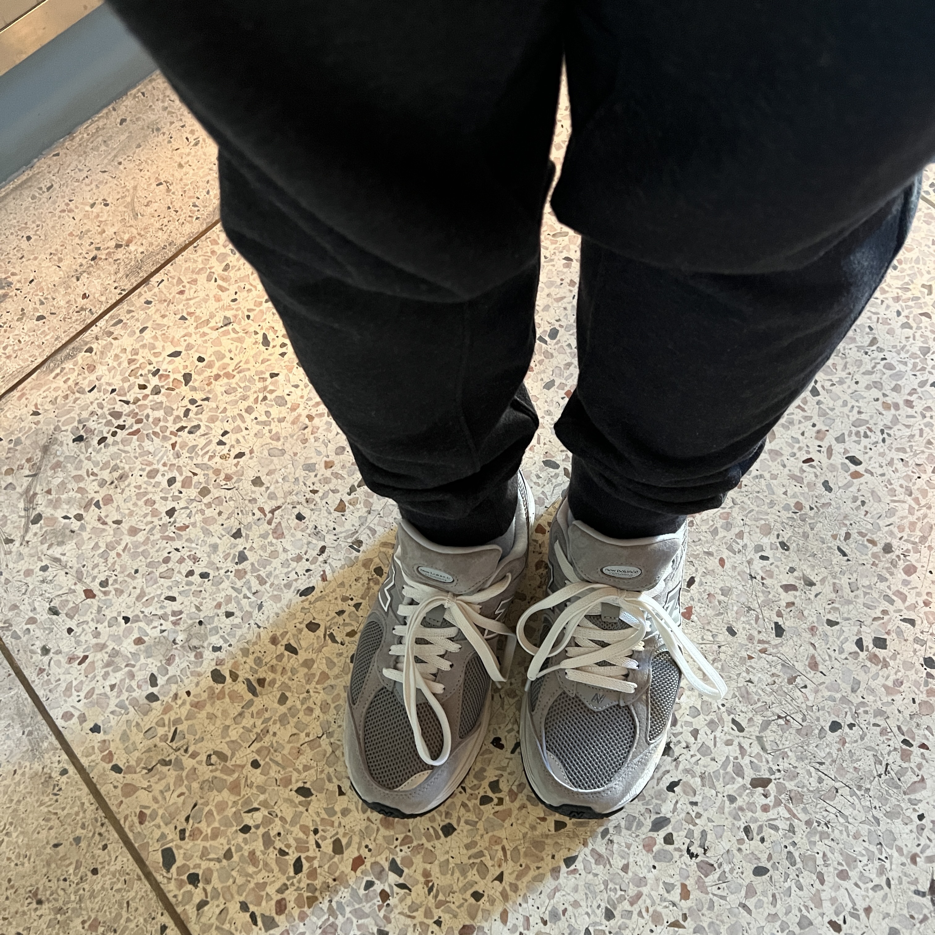 New Balance 2002R Grey 착용 스타일