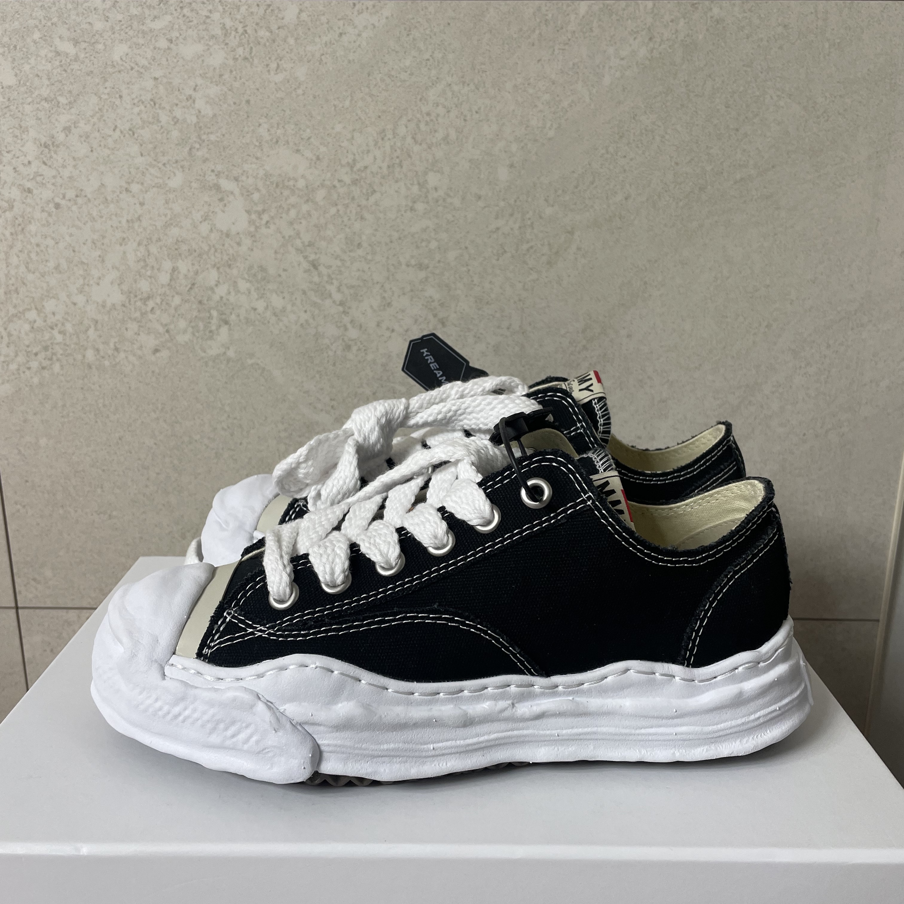 Maison Mihara Yasuhiro Hank OG Sole Canvas Low-top Sneakers Black 착용 스타일 - 2
