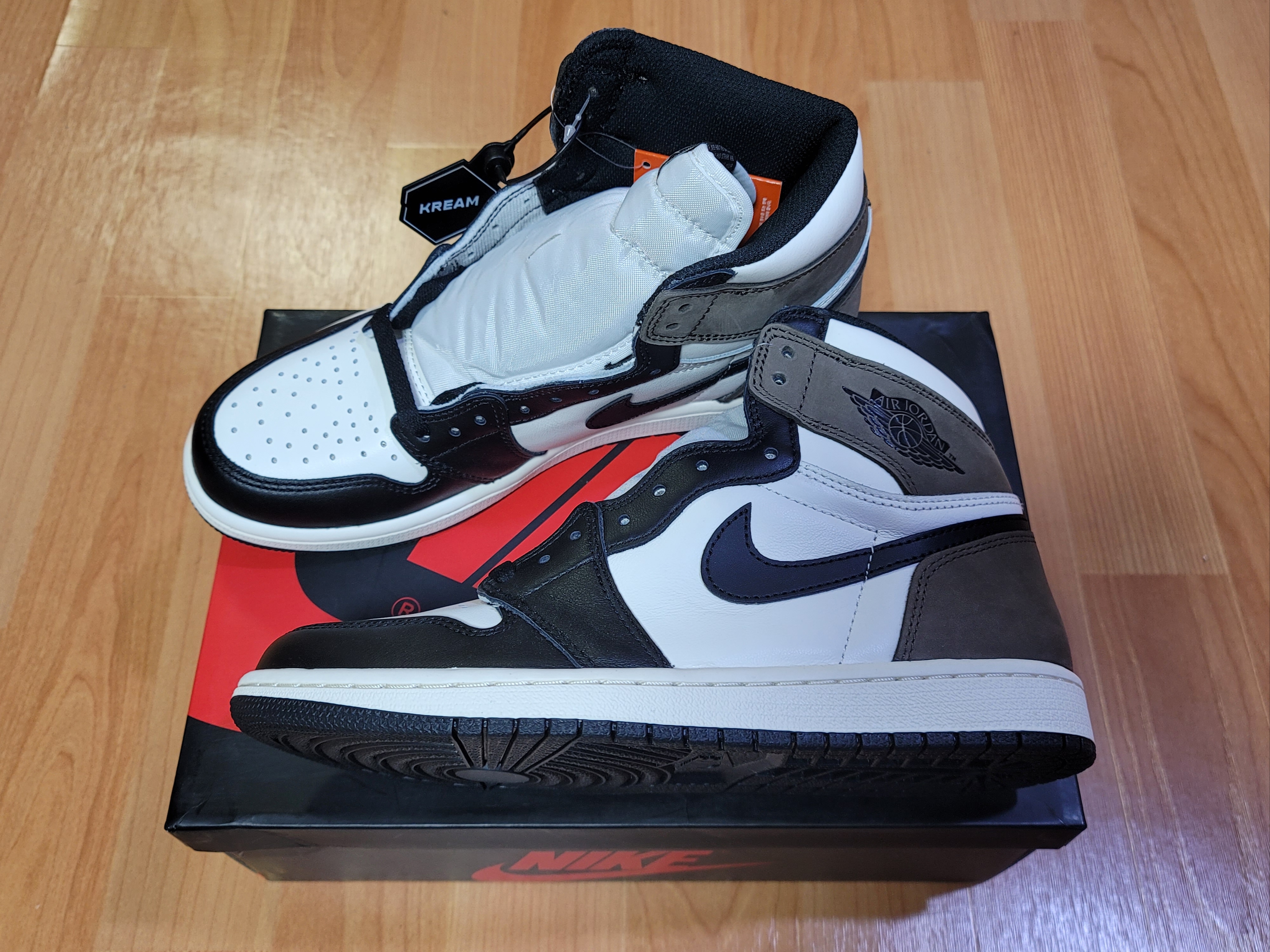 Jordan 1 Retro High OG Black Mocha 착용 스타일 - 2