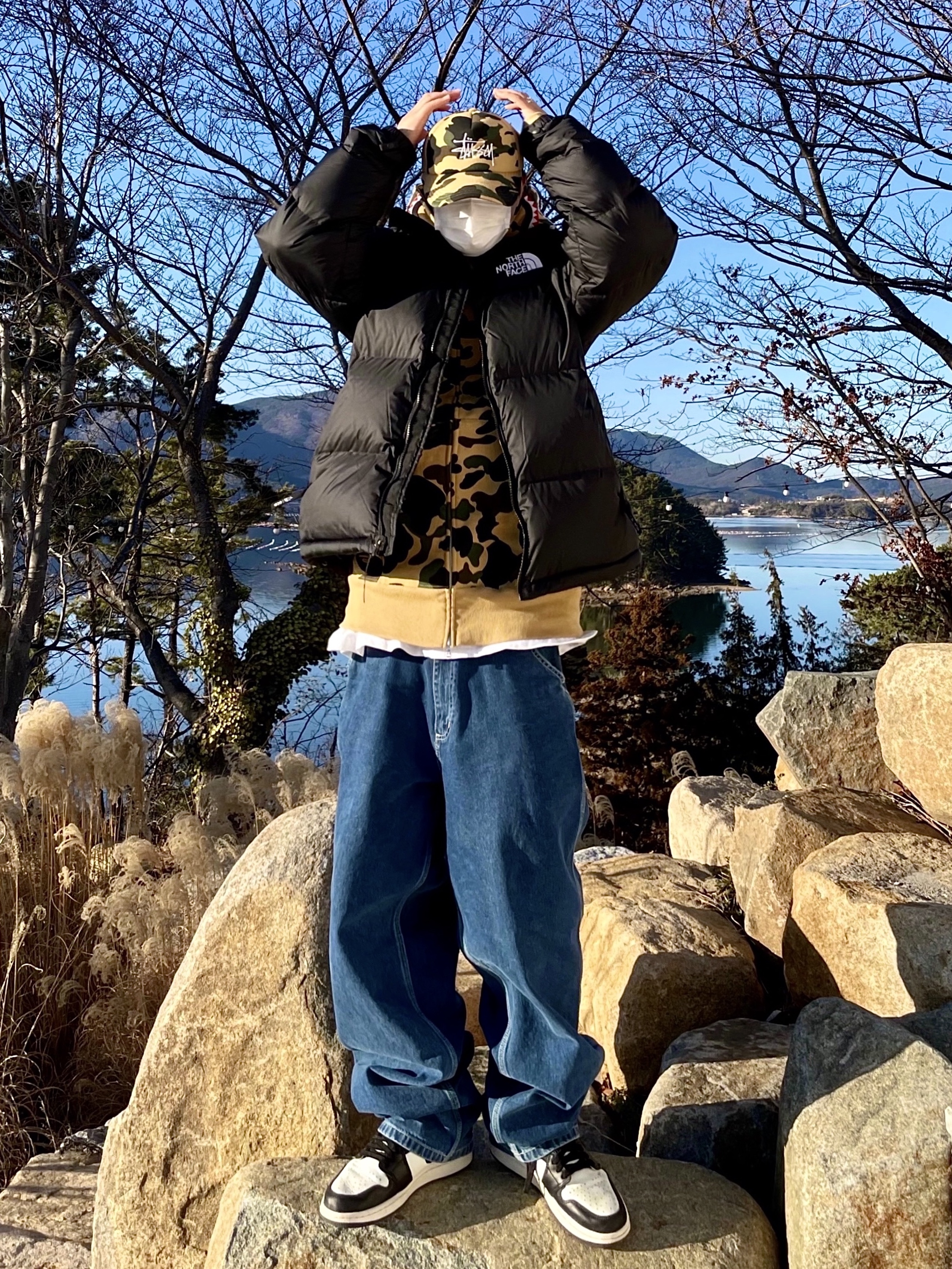 Stussy x BAPE Trucker Cap Yellow, The North Face 1996 Eco Nuptse Jacket Black 착용 스타일 - 1