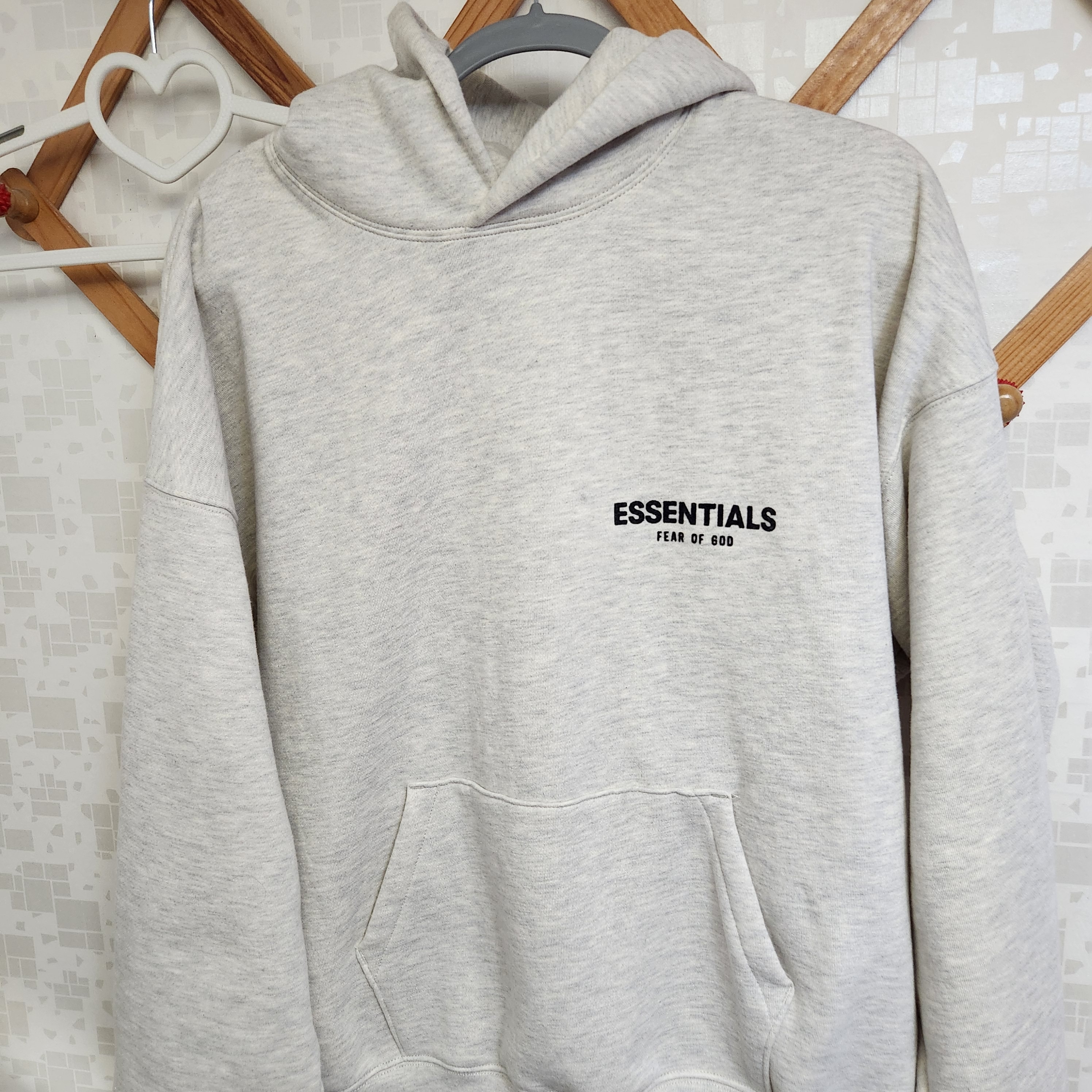 Essentials The Core Collection Hoodie Light Oatmeal 착용 스타일