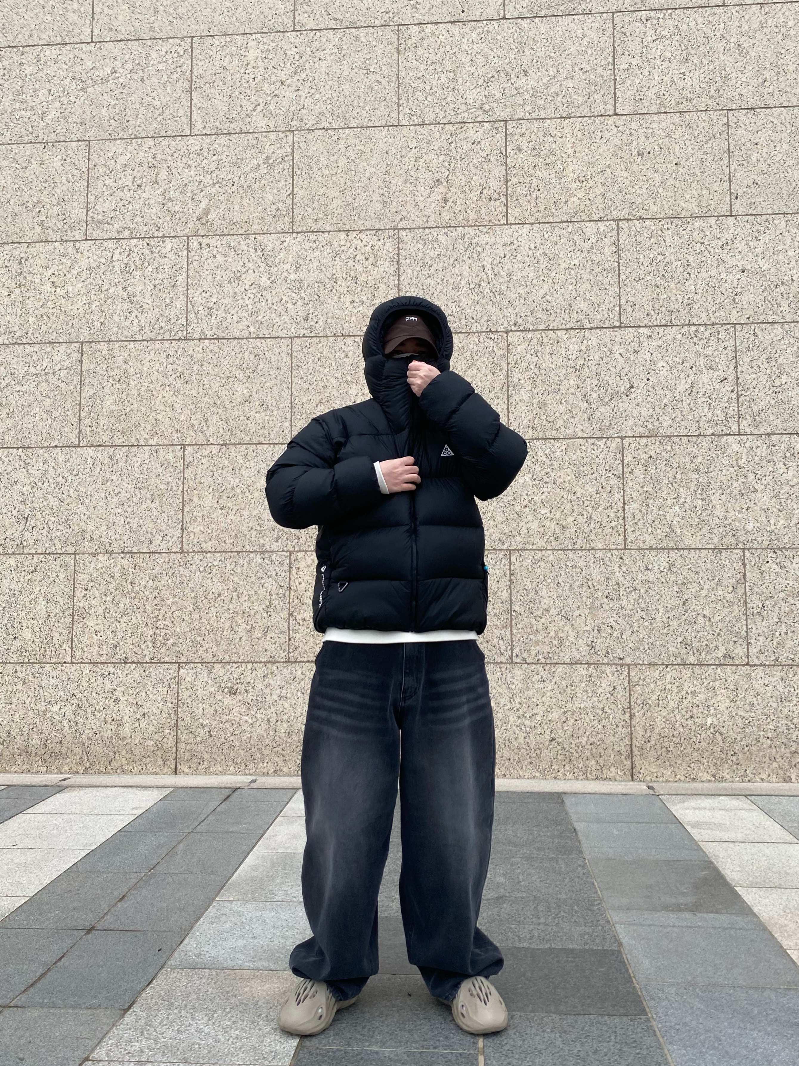Adidas Yeezy Foam RNNR Stone Sage, Nike ACG Therma-Fit ADV Lunar Lake Puffer Jacket Black - Asia 착용 스타일 - 2