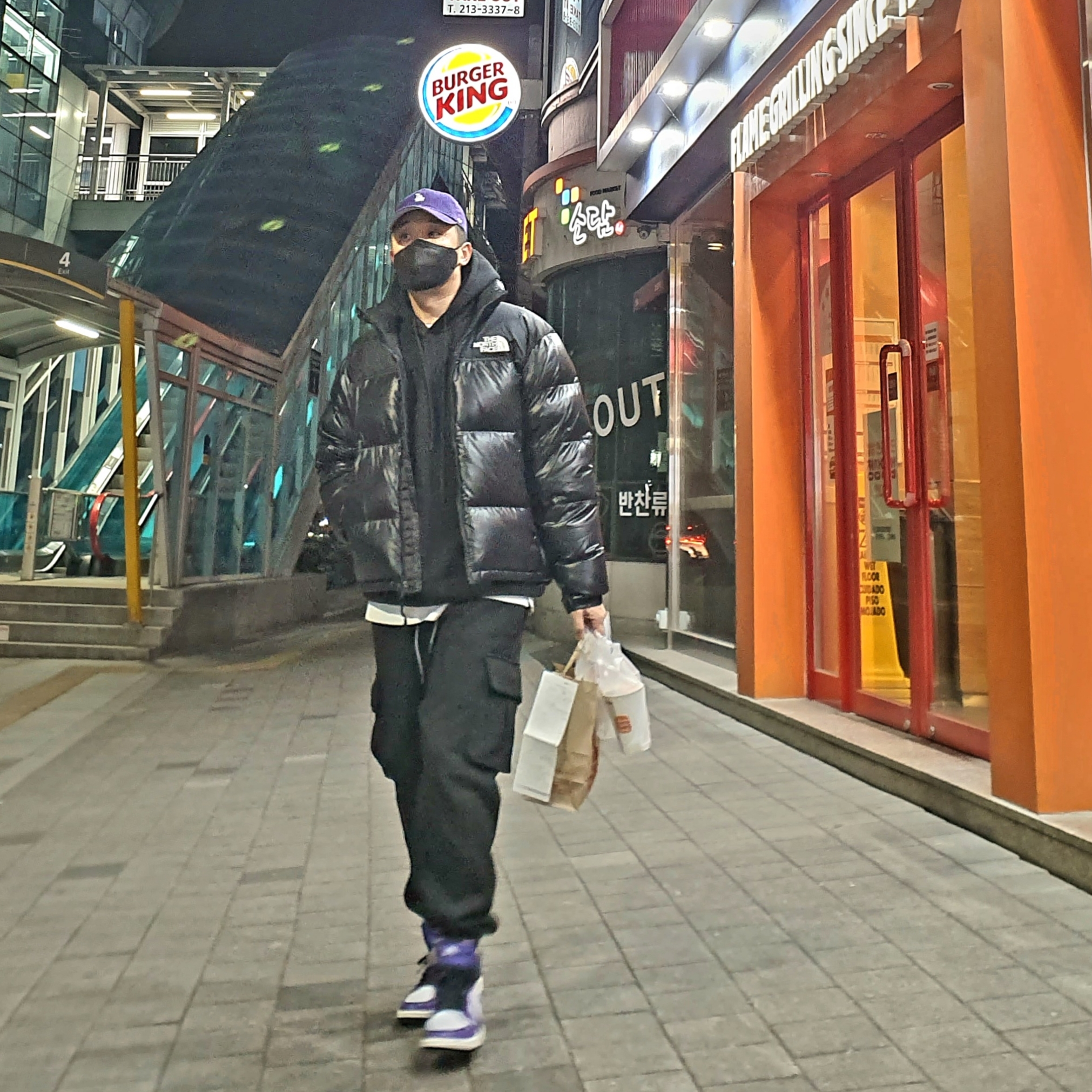 Jordan 1 Zoom Air CMFT Dark Iris, The North Face Nuptse Hybrid Down Ball Jacket Black 착용 스타일 - 2