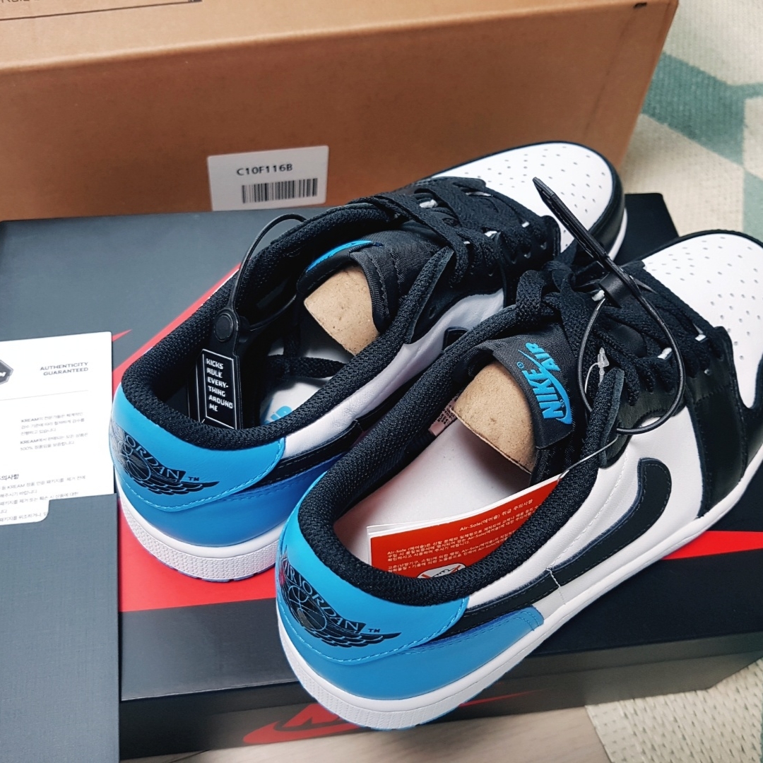 Jordan 1 Retro Low OG Black and Dark Powder Blue 착용 스타일 - 2
