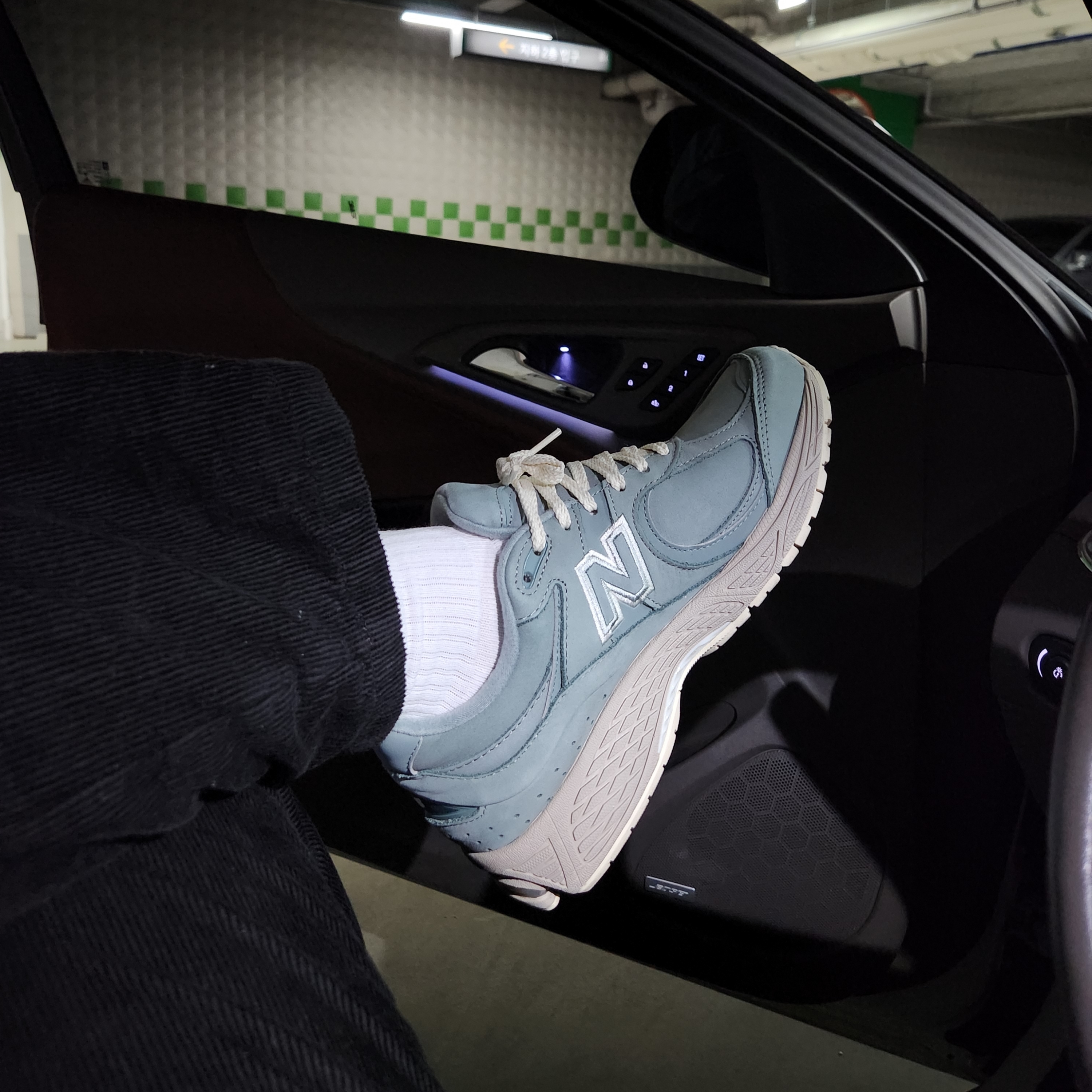 New Balance x Kith 2002R Slate Grey 착용 스타일