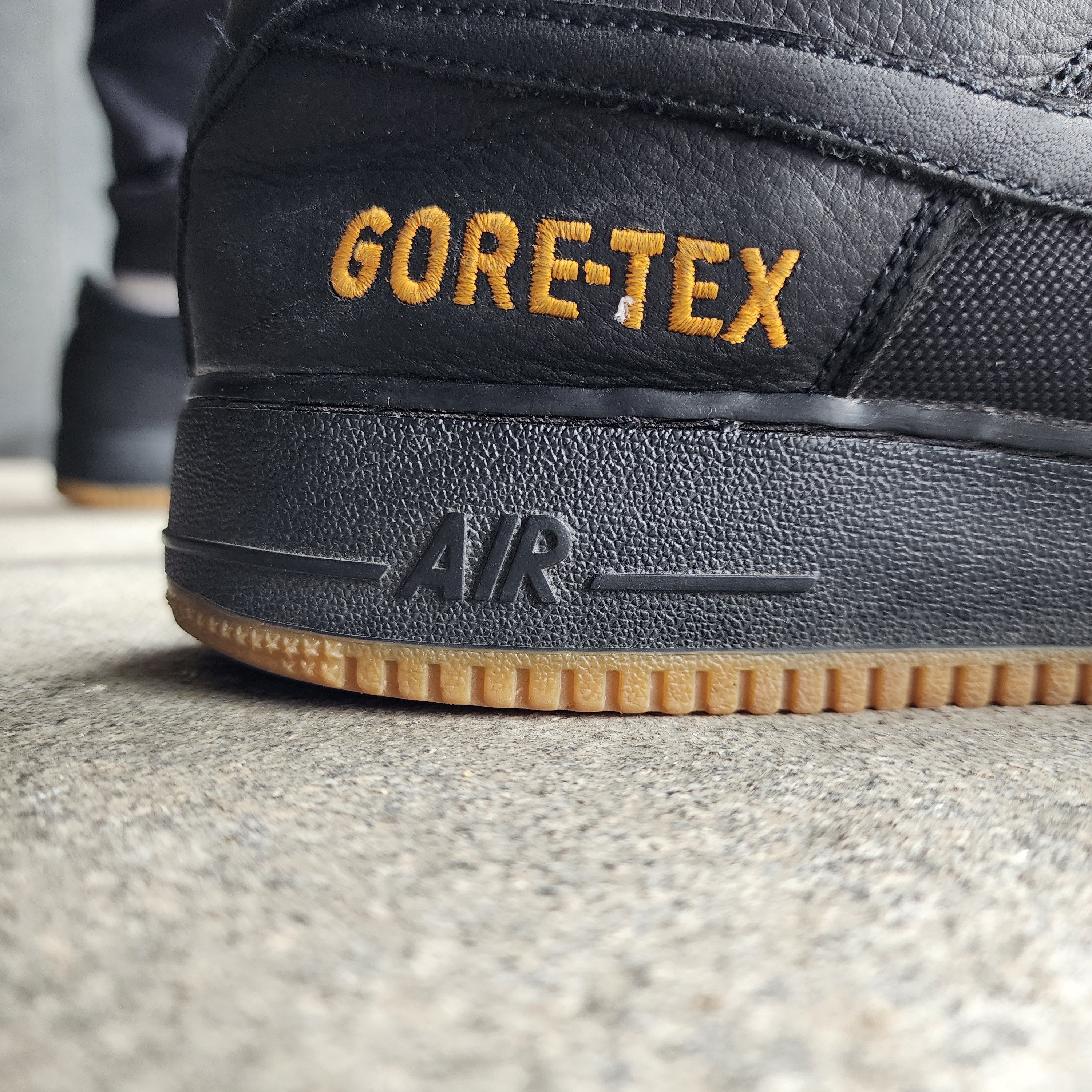 Nike Air Force 1 Low Gore-Tex Black Light Carbon 착용 스타일