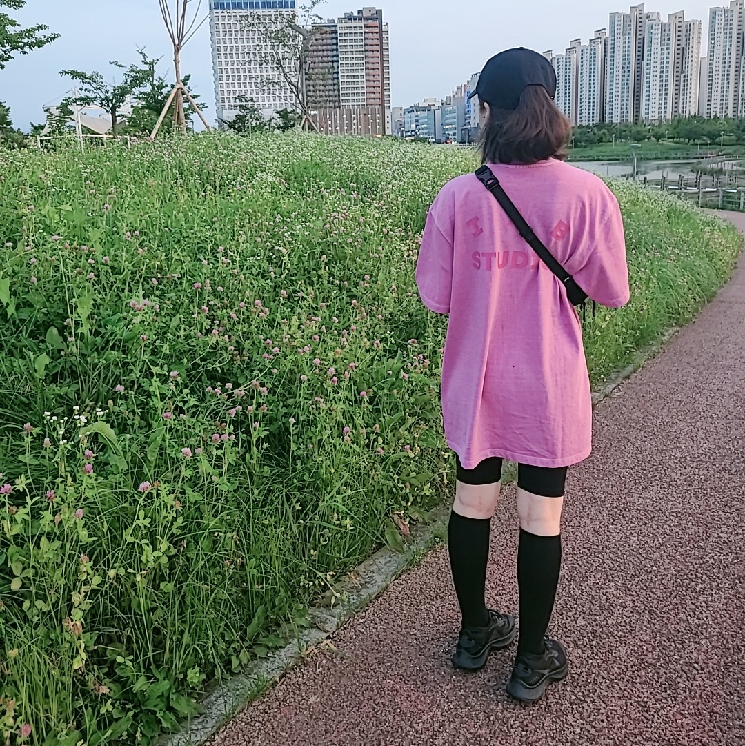 IAB Studio Pigment T-Shirt Magenta, Stussy Stock Low Pro Cap Black 착용 스타일