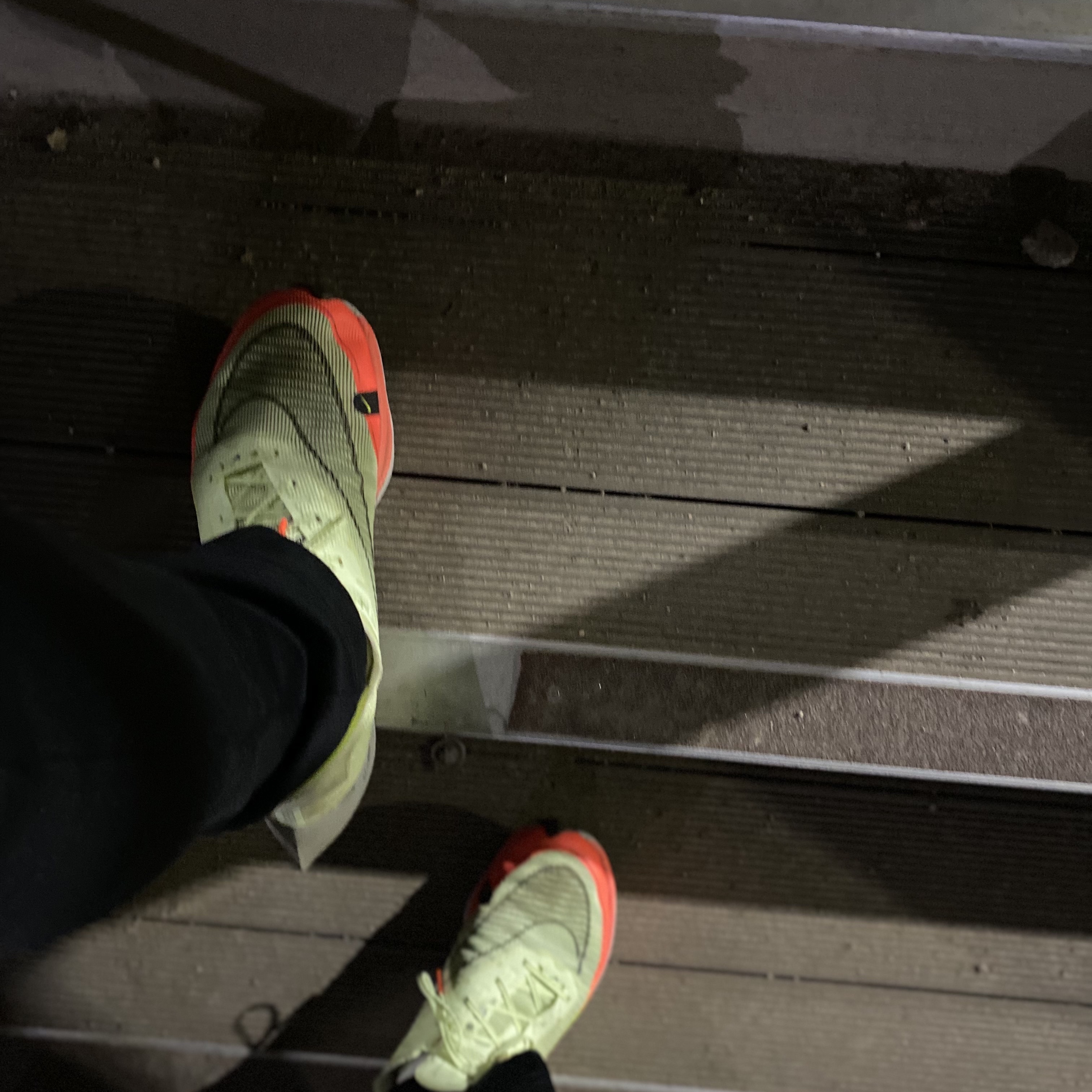 Nike ZoomX Vaporfly Next% 2 Barely Volt Hyper Orange 착용 스타일 - 1