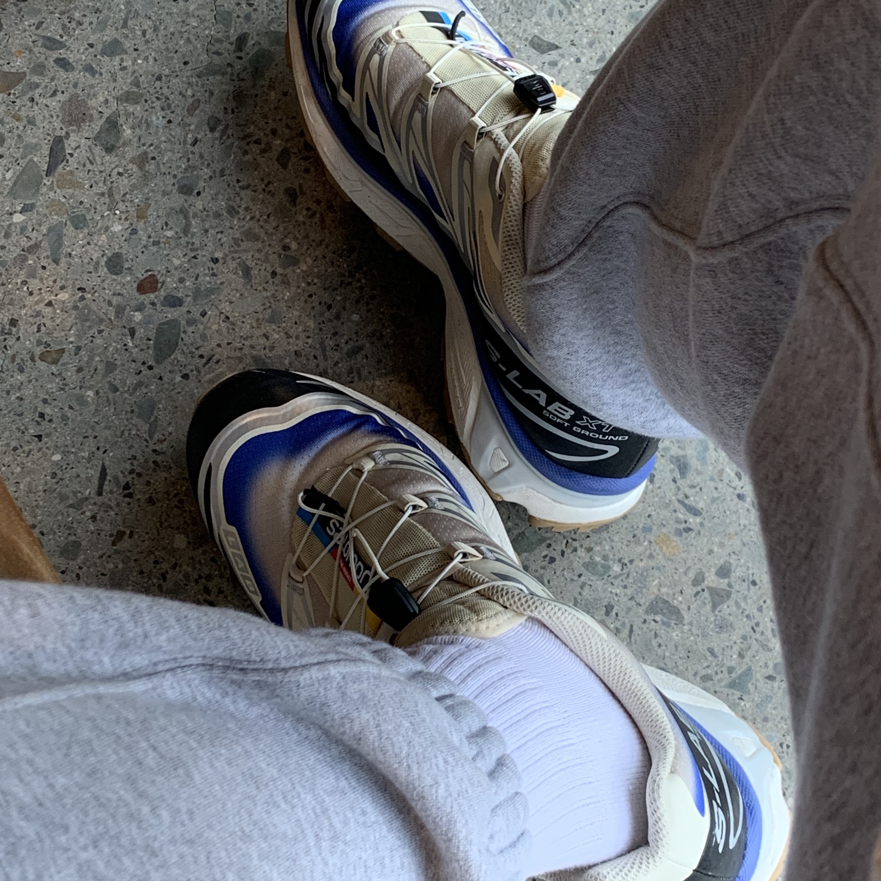 Salomon XT-6 Skyline Bleached Sand Dazzling Blue 착용 스타일