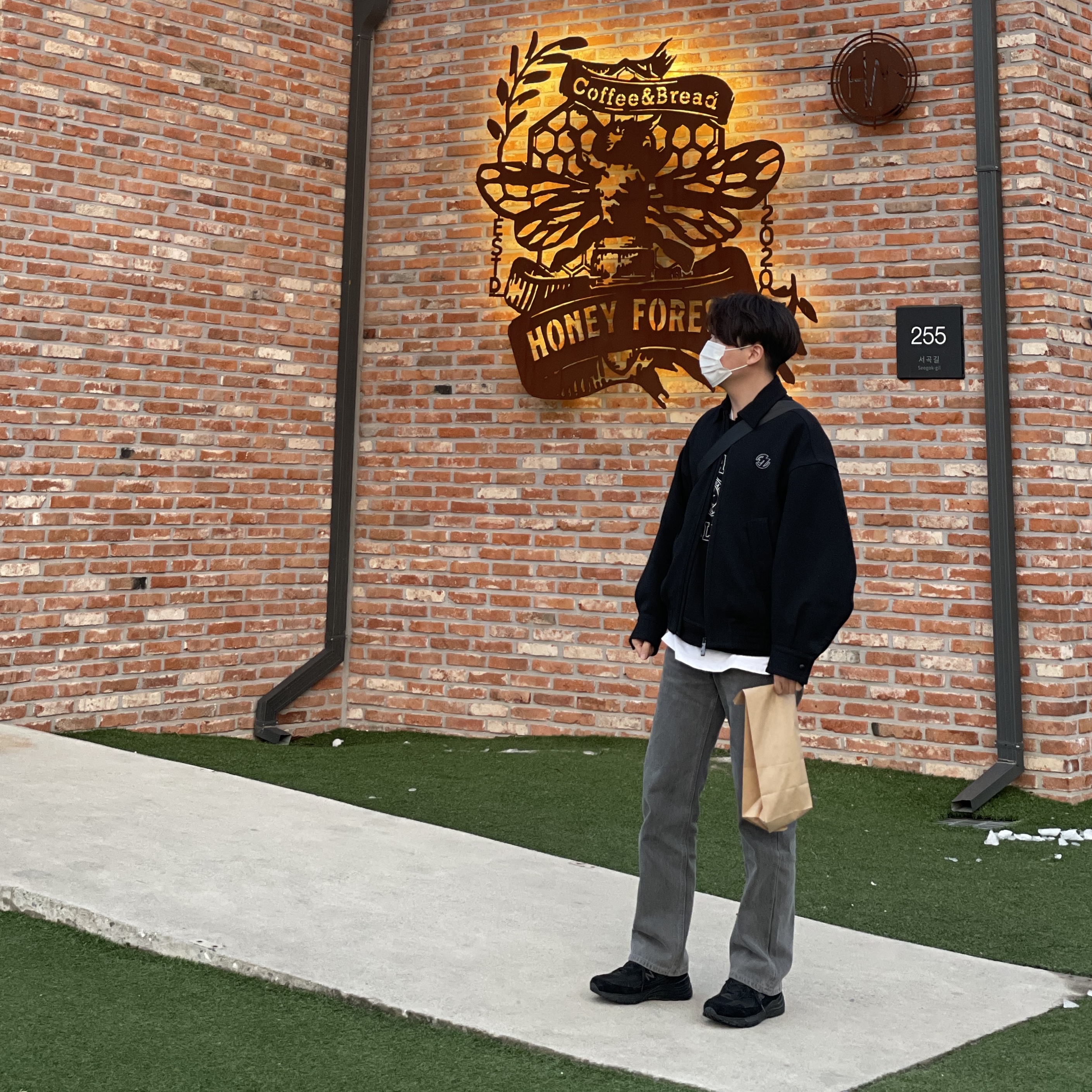 Zara x Ader Error Oversize Collar Bomber Jacket Black, New Balance 992 Made in USA Triple Black 착용 스타일