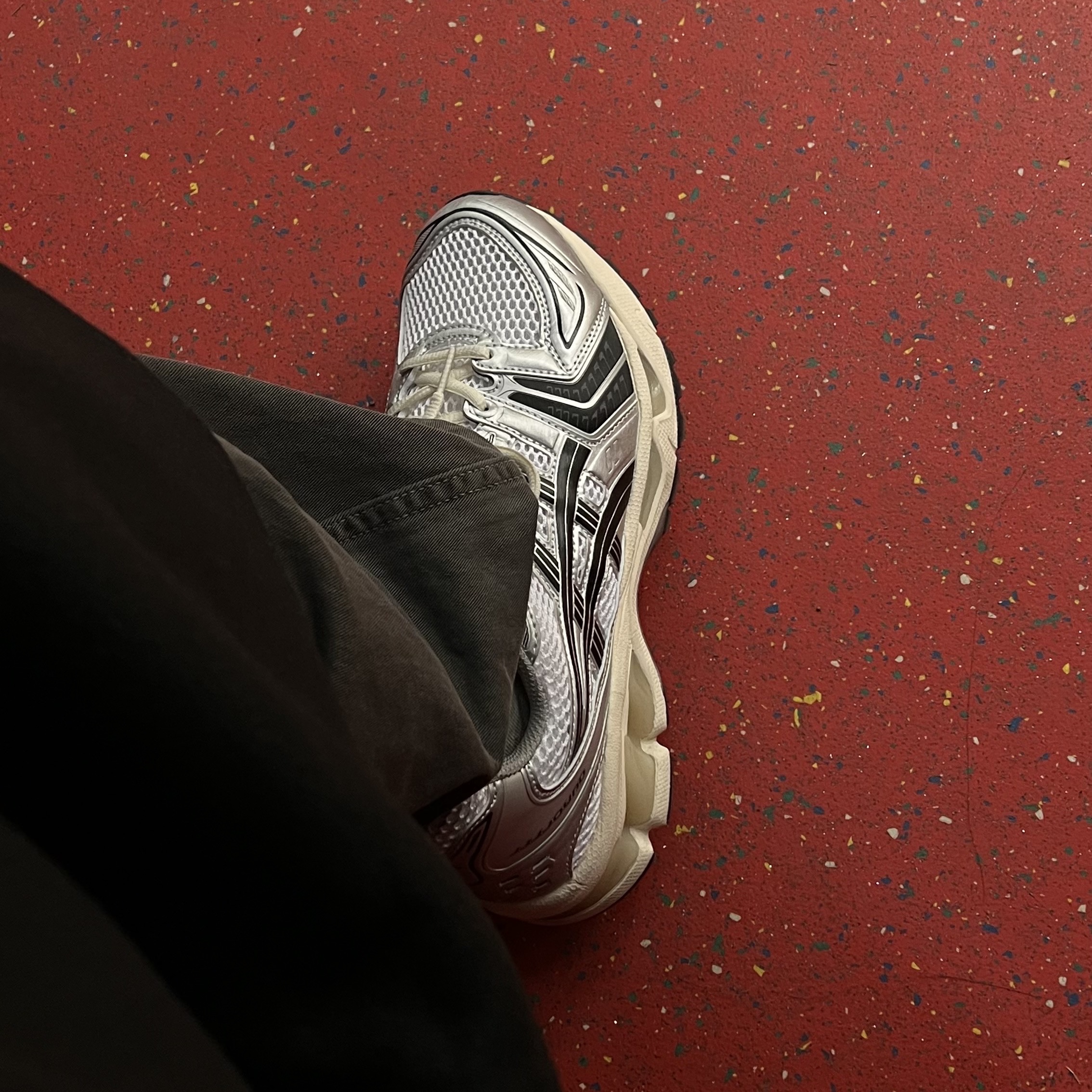 Asics x JJJJound Gel-Kayano 14 Silver Black 착용 스타일 - 1