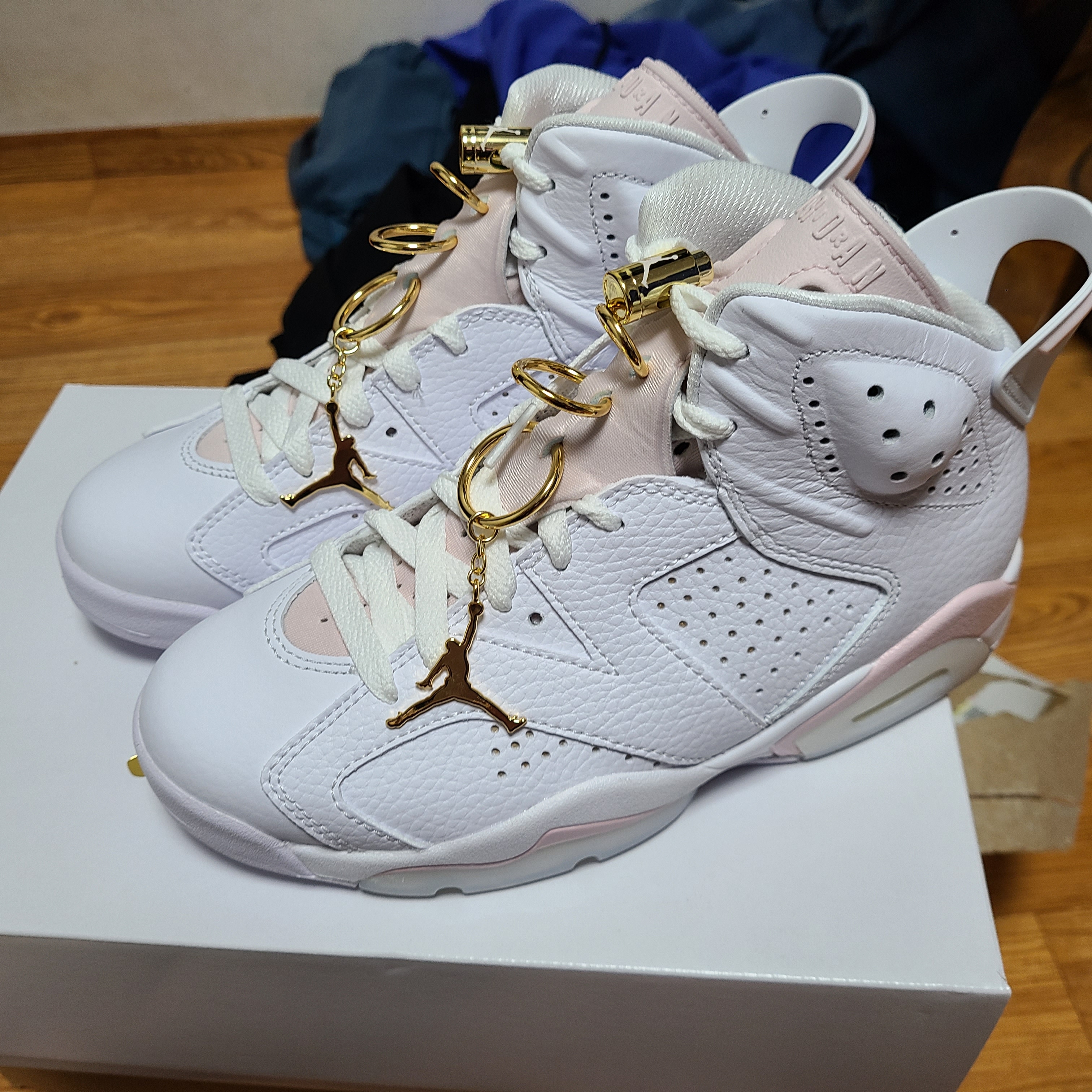 (W) Jordan 6 Retro Gold Hoops 착용 스타일 - 1