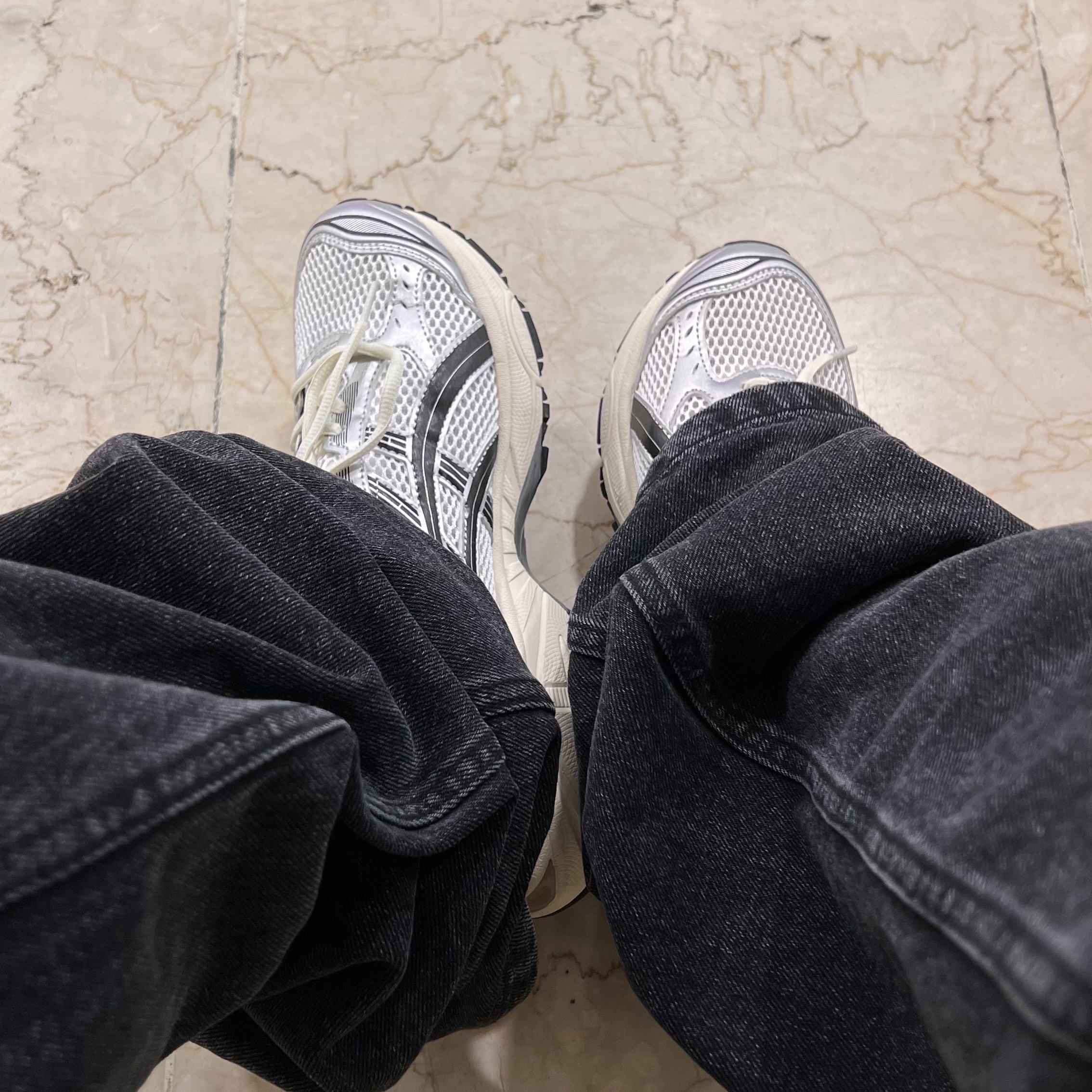 Asics x JJJJound Gel-Kayano 14 Silver Black 착용 스타일 - 2