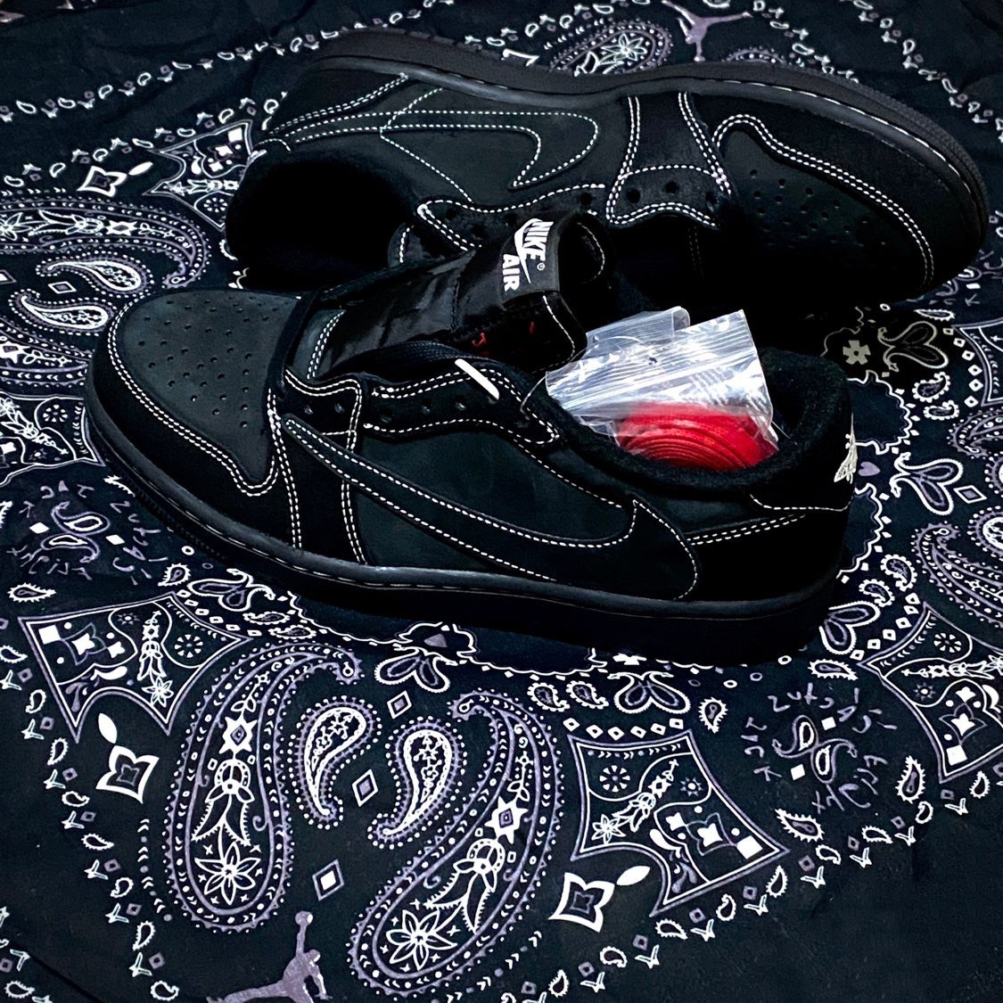 Jordan 1 x Travis Scott Retro Low OG SP Black Phantom 착용 스타일