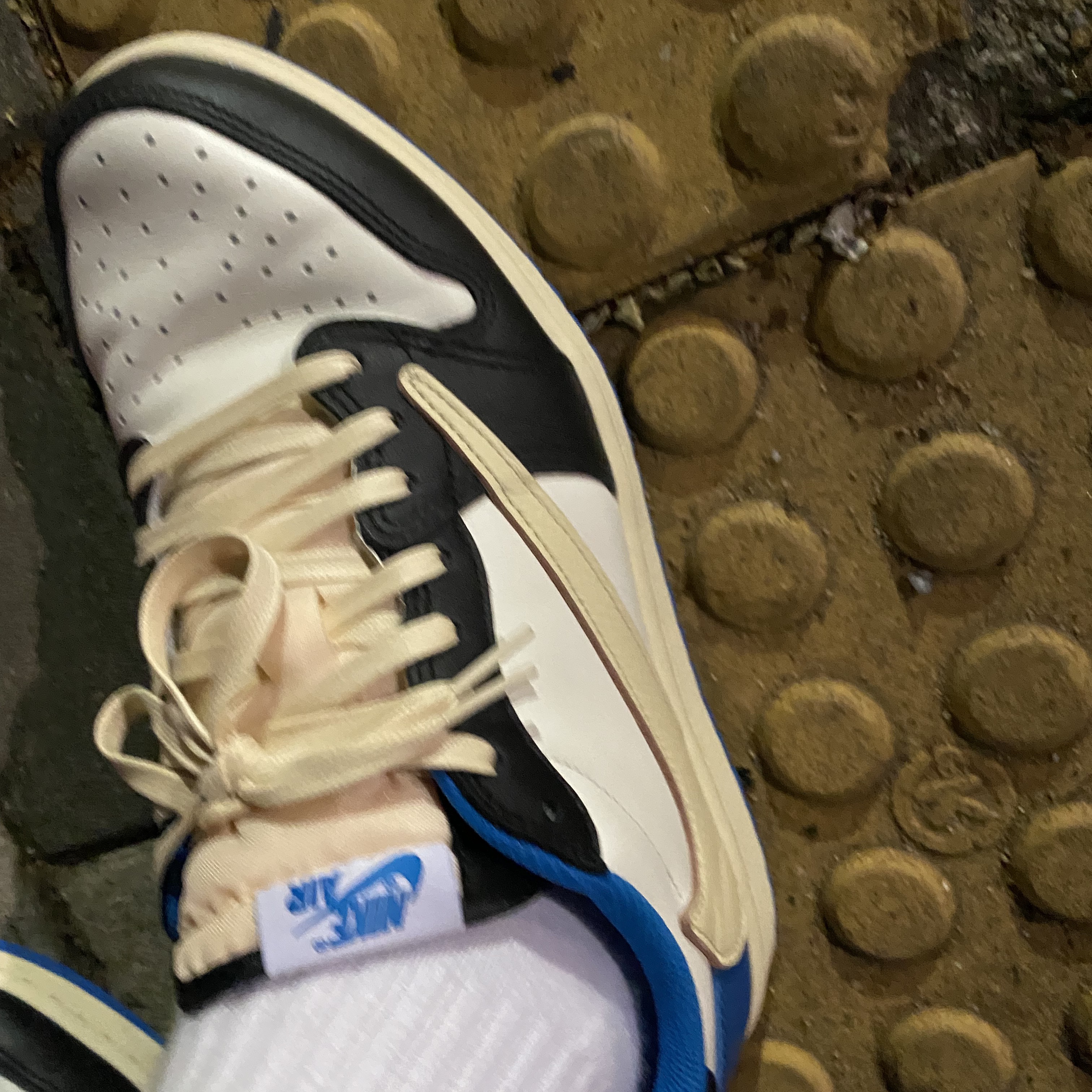 Jordan 1 x Travis Scott x Fragment Retro Low OG SP Military Blue 착용 스타일