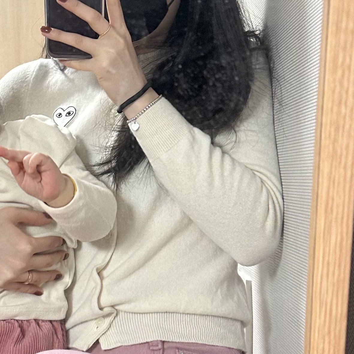(W) Play Comme des Garcons White Heart Knit Cardigan Natural 착용 스타일