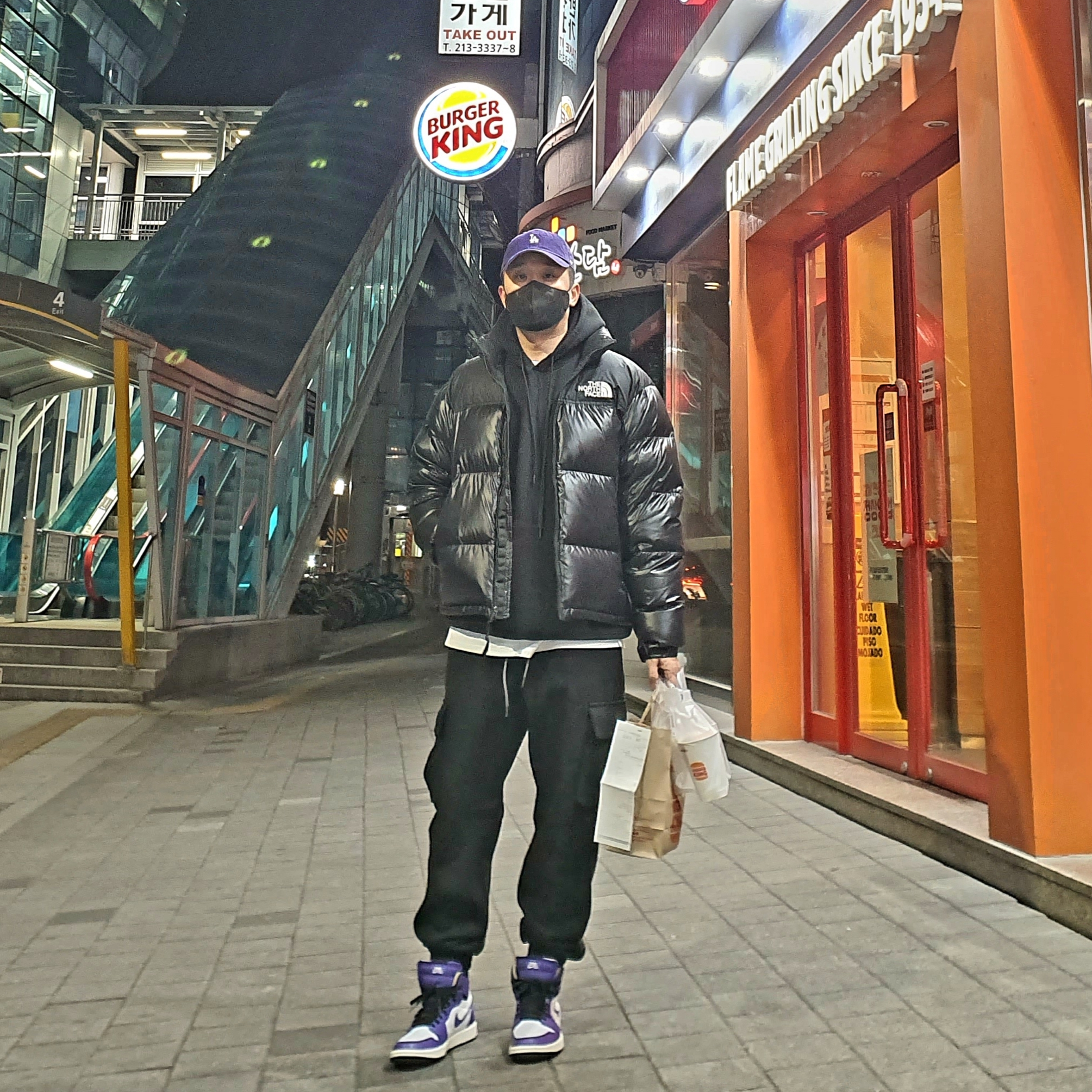 Jordan 1 Zoom Air CMFT Dark Iris, The North Face Nuptse Hybrid Down Ball Jacket Black 착용 스타일 - 1