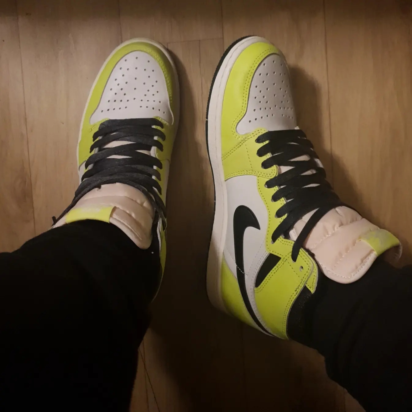 Jordan 1 Retro High OG Volt 착용 스타일 - 4
