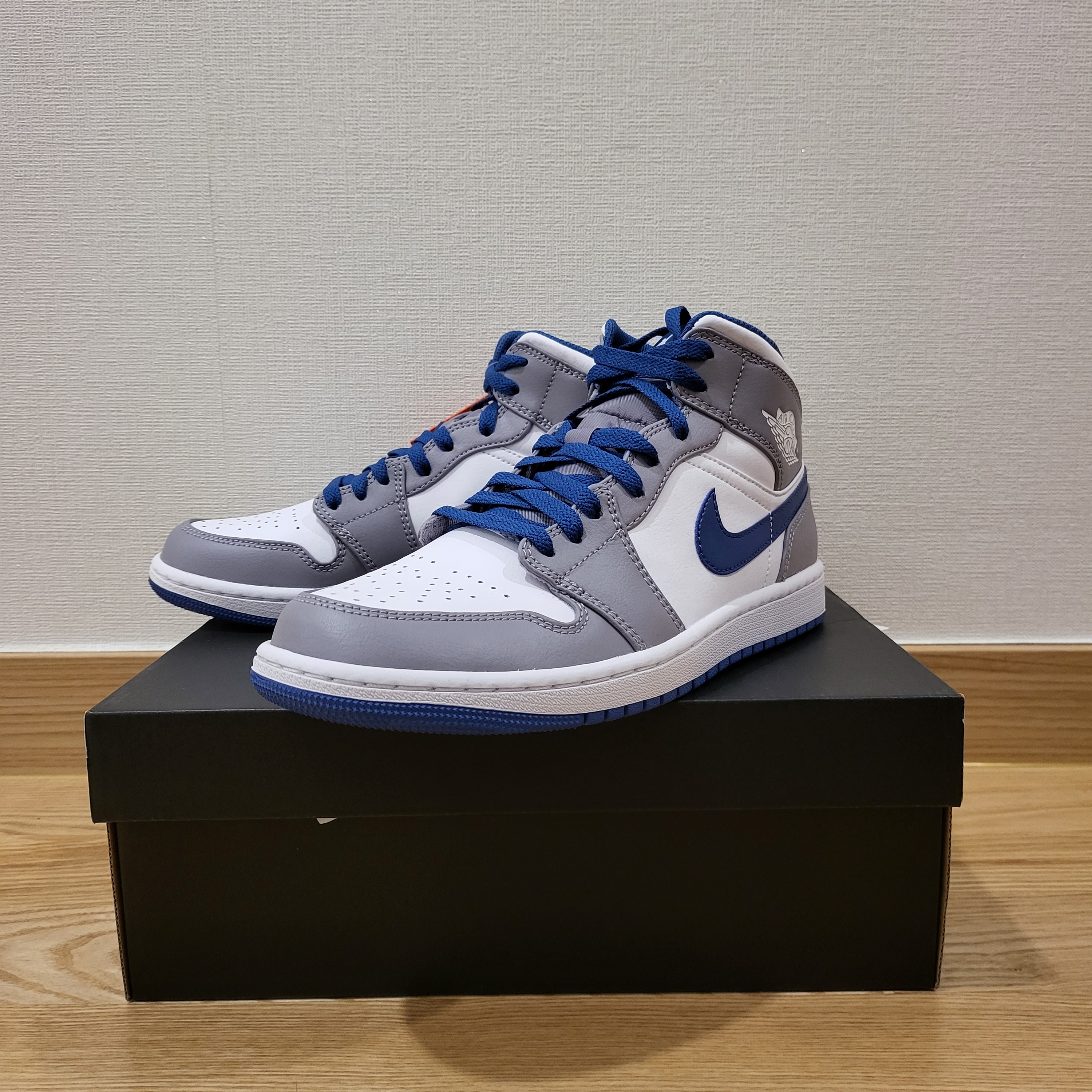 Jordan 1 Mid Cement Grey True Blue 착용 스타일 - 1