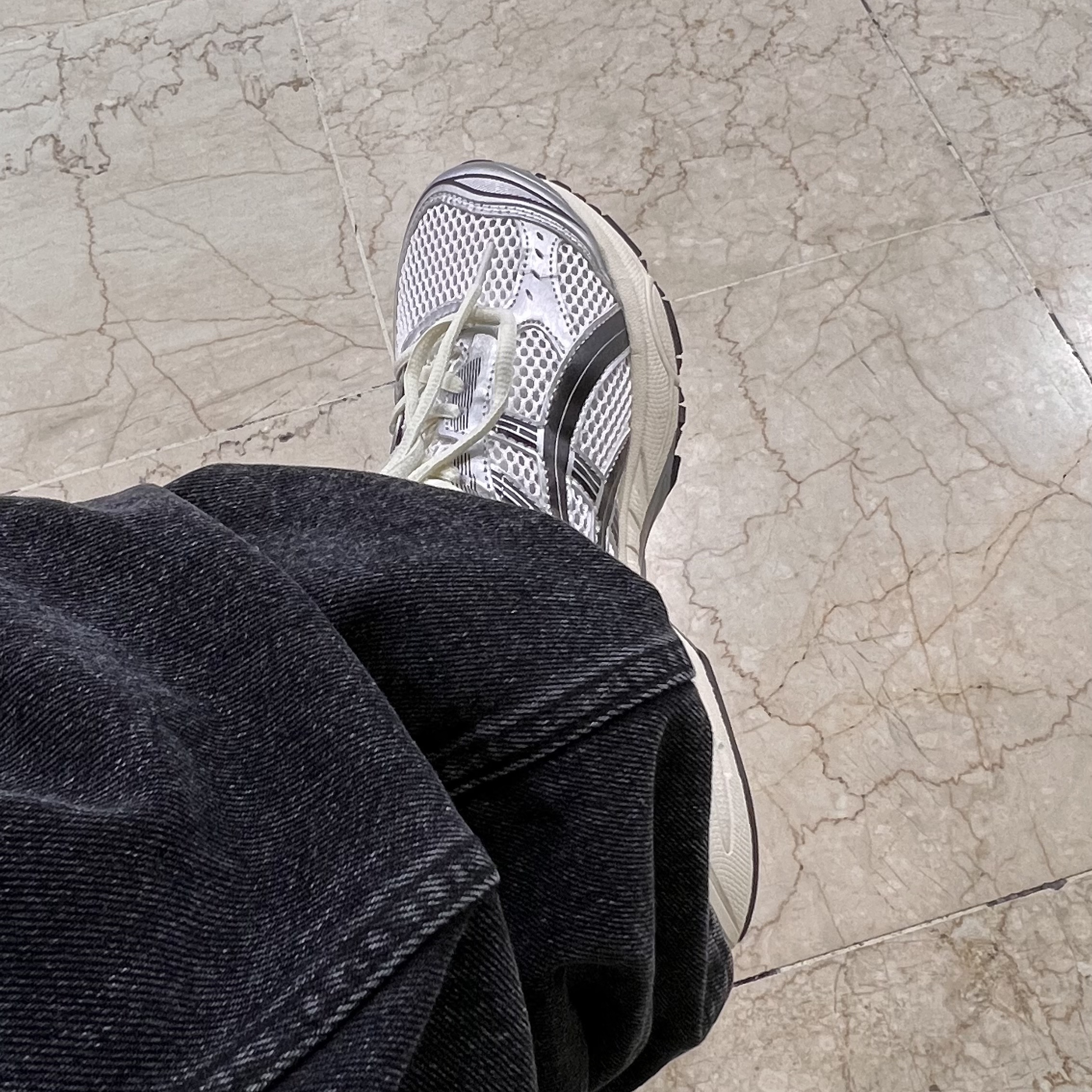 Asics x JJJJound Gel-Kayano 14 Silver Black 착용 스타일 - 4