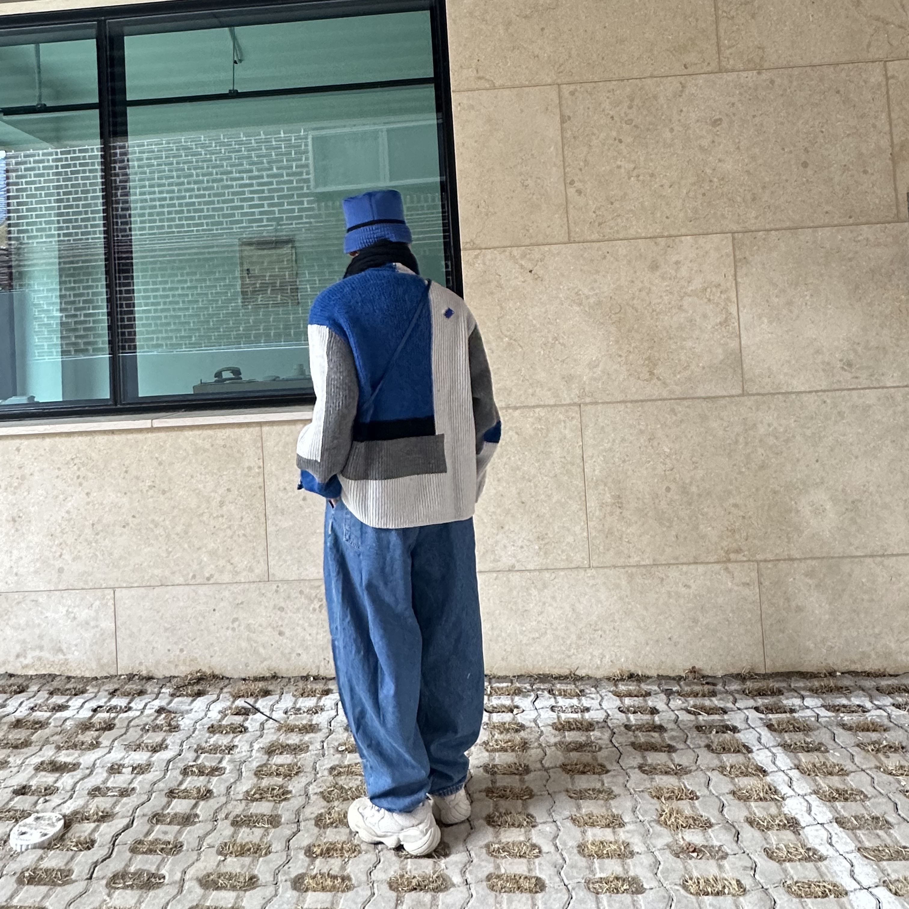 Zara x Ader Error Patchwork Oversize Knit Sweater Multicolor, Stussy SS Link Knit Bucket Hat Blue 착용 스타일 - 2