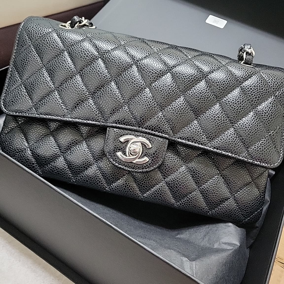 Chanel Medium Classic Handbag Grained Calfskin & Silver Black 착용 스타일 - 1