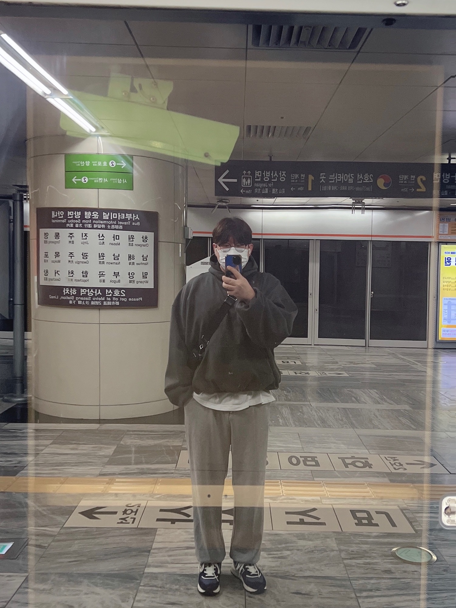 Yeezy Gap Engineered By Balenciaga Dove Hoodie Black, New Balance 574 Legacy Navy 착용 스타일
